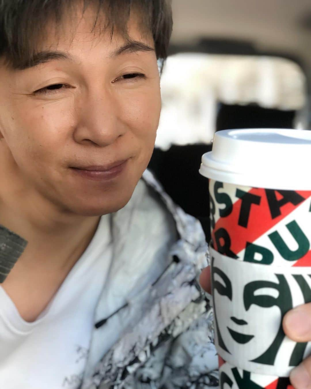 アキ（荒木良明）さんのインスタグラム写真 - (アキ（荒木良明）Instagram)「誰がおばはんや 広島行ってきます🤗  #スタバ  #赤緑 #ティーラテソイ #そういう時期でしょ #吉本新喜劇アキ  あ #888」11月13日 10時39分 - mizutamareppuaki