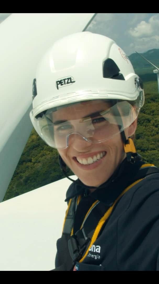 カーラ・ソウザのインスタグラム：「He vivido una experiencia que siempre recordaré, al subir por primera vez a un aerogenerador. Y que me ha hecho reflexionar sobre la capacidad, y la oportunidad, que tenemos para cuidar del planeta si apostamos por la energía limpia. Agradezco a @ACCIONA esta oportunidad de conocer más de cerca cómo se diseñan las soluciones que marcarán nuestro futuro.」