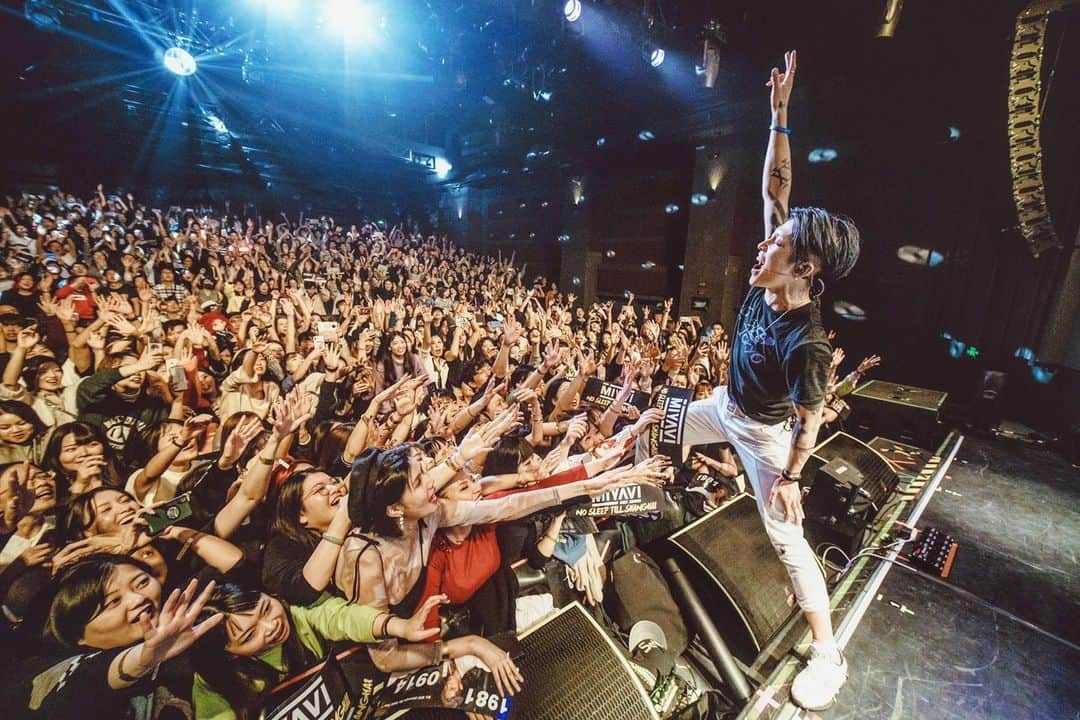 雅-MIYAVI-さんのインスタグラム写真 - (雅-MIYAVI-Instagram)「上海，多谢大家来到我们的演出！好热，好玩！我们摇滚！Thx Shanghai, IT WAS HOT & FUN!!!!!! See you guys again soon 🙌🏻🙌🏻😃💙 上海、無事にROCKできました〜💪🏻今夜は広州！！！！#NoSleepTillTokyo」11月13日 16時15分 - miyavi_ishihara