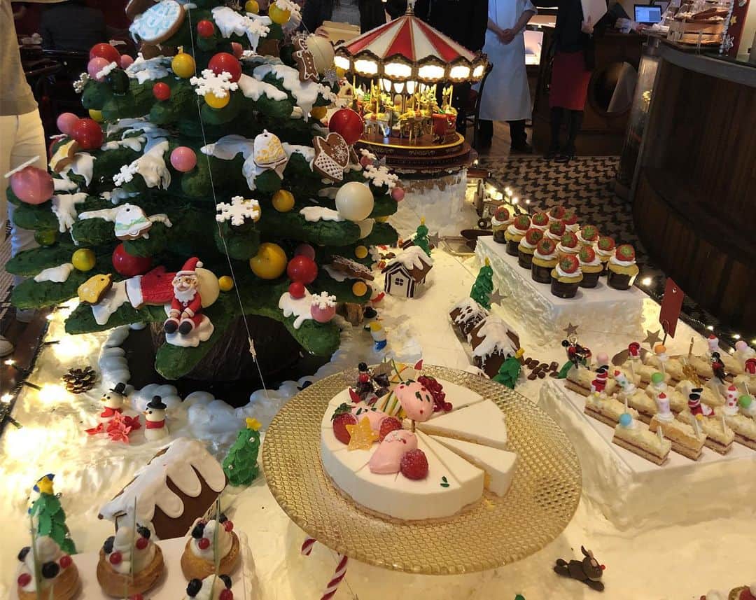 小林万希子さんのインスタグラム写真 - (小林万希子Instagram)「セントレジスホテル大阪の 2019クリスマスツアー に参加させて頂きました🎄✨🎅 ・ どのスイーツも美味しく美しい〜✨ 目移りし放題のスイーツ達 「クリスマスマーケットデザートブッフェ」❤️ ・ ・ ひと足お先に最上級のクリスマスを満喫してきました〜😍✨ ・ 美味しいスイーツに囲まれて✨ キラキラした幸せなひと時☺️ ・ ずっといたかった！笑🙏💕 ・ ・ #セントレジス大阪  #stregisosaka  #クリスマス  #クリスマスツアー  #クリスマスマーケットデザートブッフェ #どれも美味しい ❤️ #夢の空間  #クリスマスデート  #行ってみて 😘」11月13日 16時14分 - macky1218