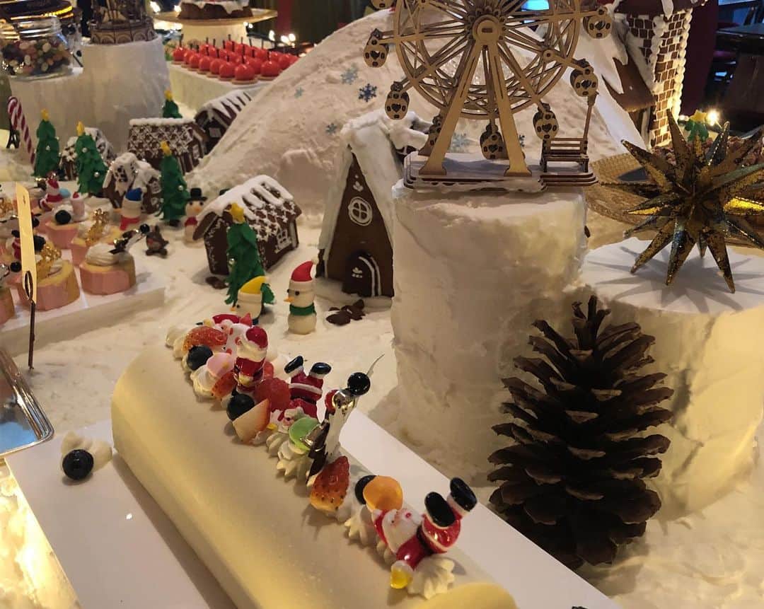 小林万希子さんのインスタグラム写真 - (小林万希子Instagram)「セントレジスホテル大阪の 2019クリスマスツアー に参加させて頂きました🎄✨🎅 ・ どのスイーツも美味しく美しい〜✨ 目移りし放題のスイーツ達 「クリスマスマーケットデザートブッフェ」❤️ ・ ・ ひと足お先に最上級のクリスマスを満喫してきました〜😍✨ ・ 美味しいスイーツに囲まれて✨ キラキラした幸せなひと時☺️ ・ ずっといたかった！笑🙏💕 ・ ・ #セントレジス大阪  #stregisosaka  #クリスマス  #クリスマスツアー  #クリスマスマーケットデザートブッフェ #どれも美味しい ❤️ #夢の空間  #クリスマスデート  #行ってみて 😘」11月13日 16時14分 - macky1218