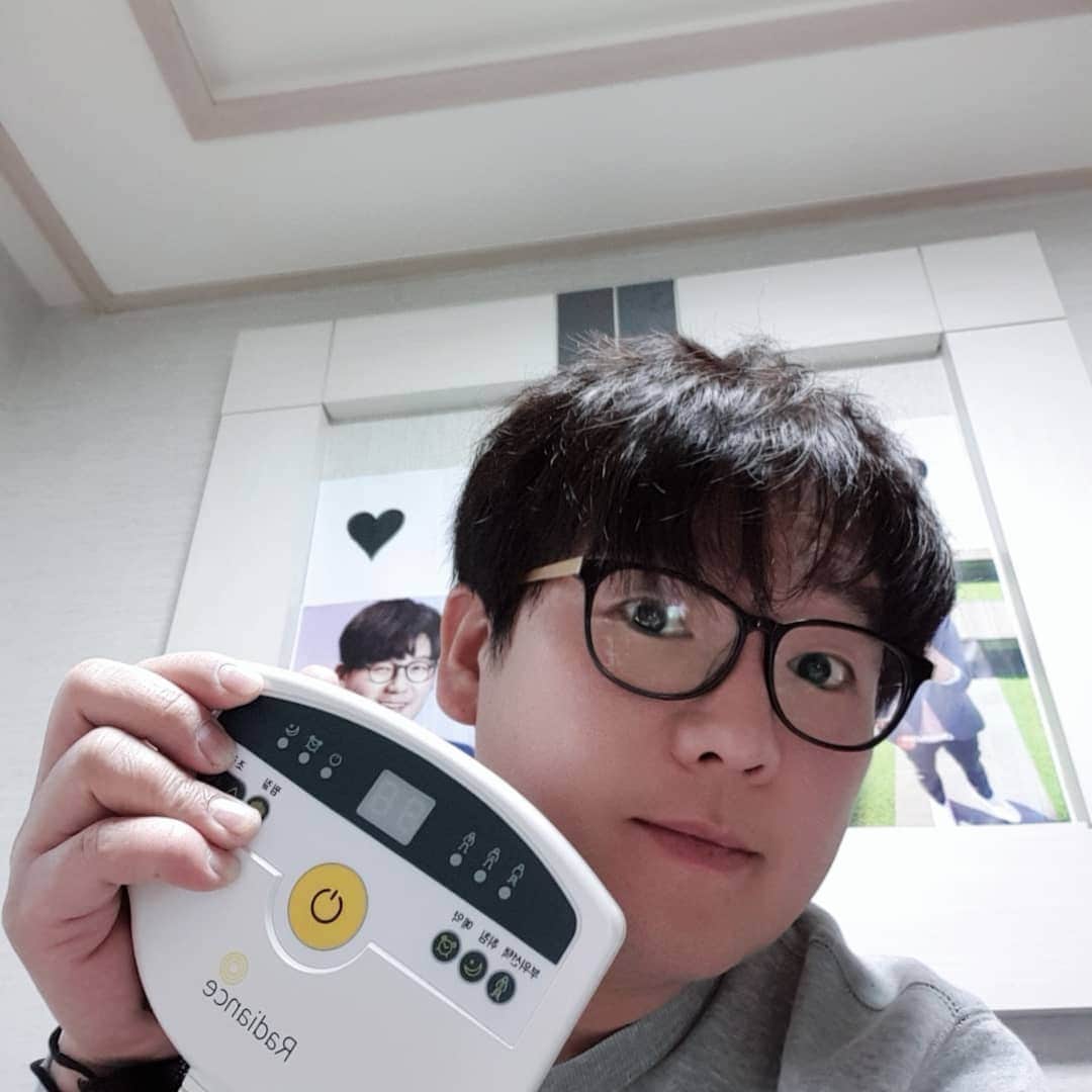 キム・ガンヒョンのインスタグラム：「살림남 김승현이 형 이사 선물이라고 똭~~ 고맙다 승현아~ 더 대박나고...#김강현 #김승현 #라디샤인 #라디샤인온열매트」