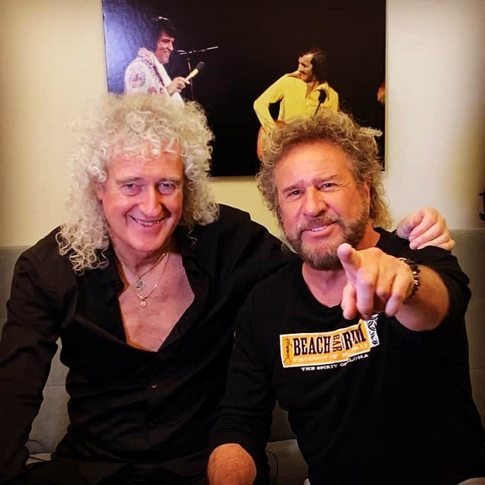 ブライアン・メイさんのインスタグラム写真 - (ブライアン・メイInstagram)「Interviewing with the Red Rocker !  My esteemed pal Sammy Hagar is on side tonight at the James Burton One Night Only Show.  The show funds James’s charity which donates guitars to poor kids and vets and deserving cases.  Great cause - the Gift of Music. Bri」11月13日 10時46分 - brianmayforreal