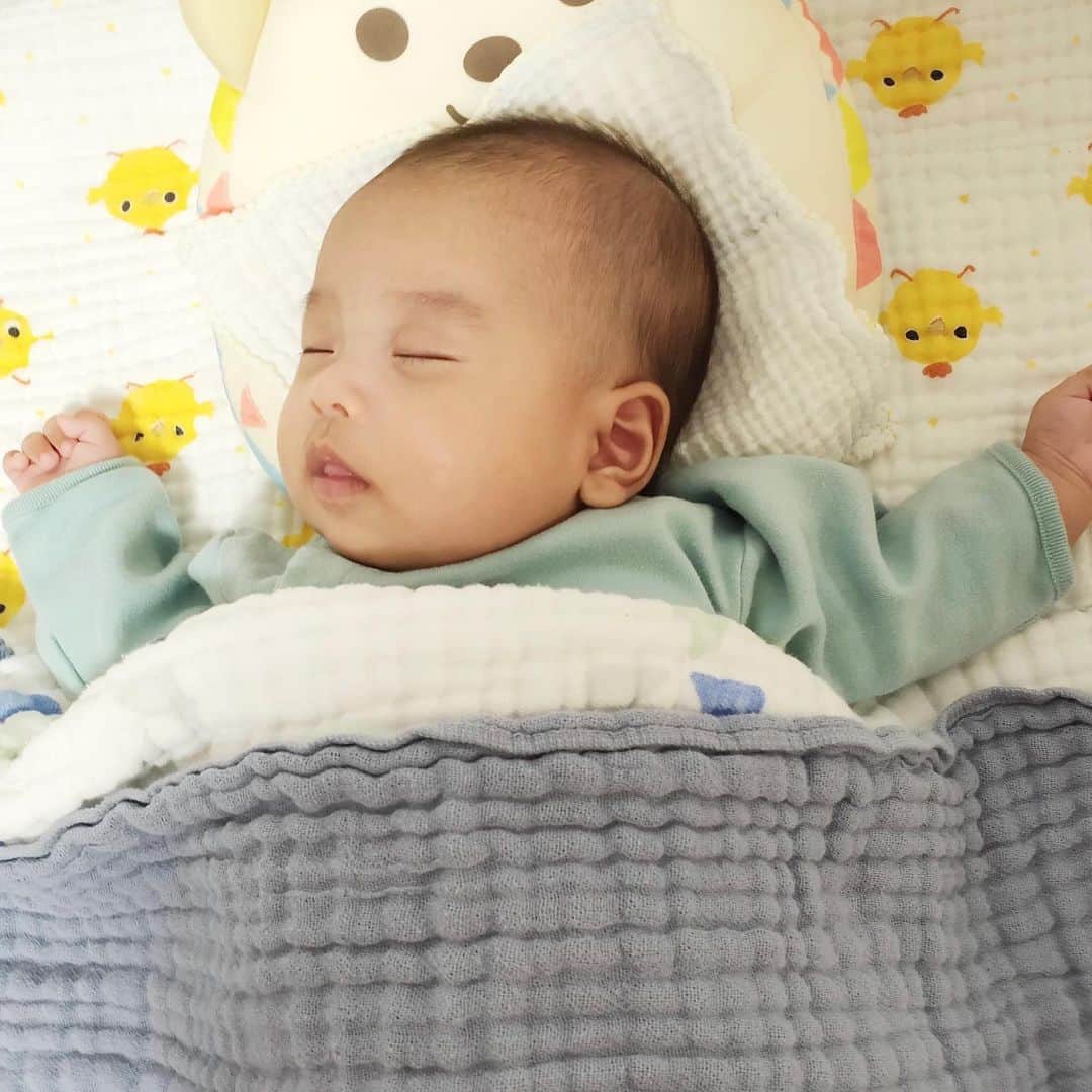 伊藤春香さんのインスタグラム写真 - (伊藤春香Instagram)「産まれてすぐは﻿ 旦那似だと﻿ みんなに言われたけれど﻿ ﻿ 最近は私に似てるな〜﻿ って自分で思う瞬間がある。﻿ ﻿ #ちびけん﻿ #赤ちゃんのいる生活  #生後1ヶ月﻿ #赤ちゃんのいる暮らし  #男の子ベビー﻿ #寝顔 #oppo #oppojapan」11月13日 10時49分 - ha_chu