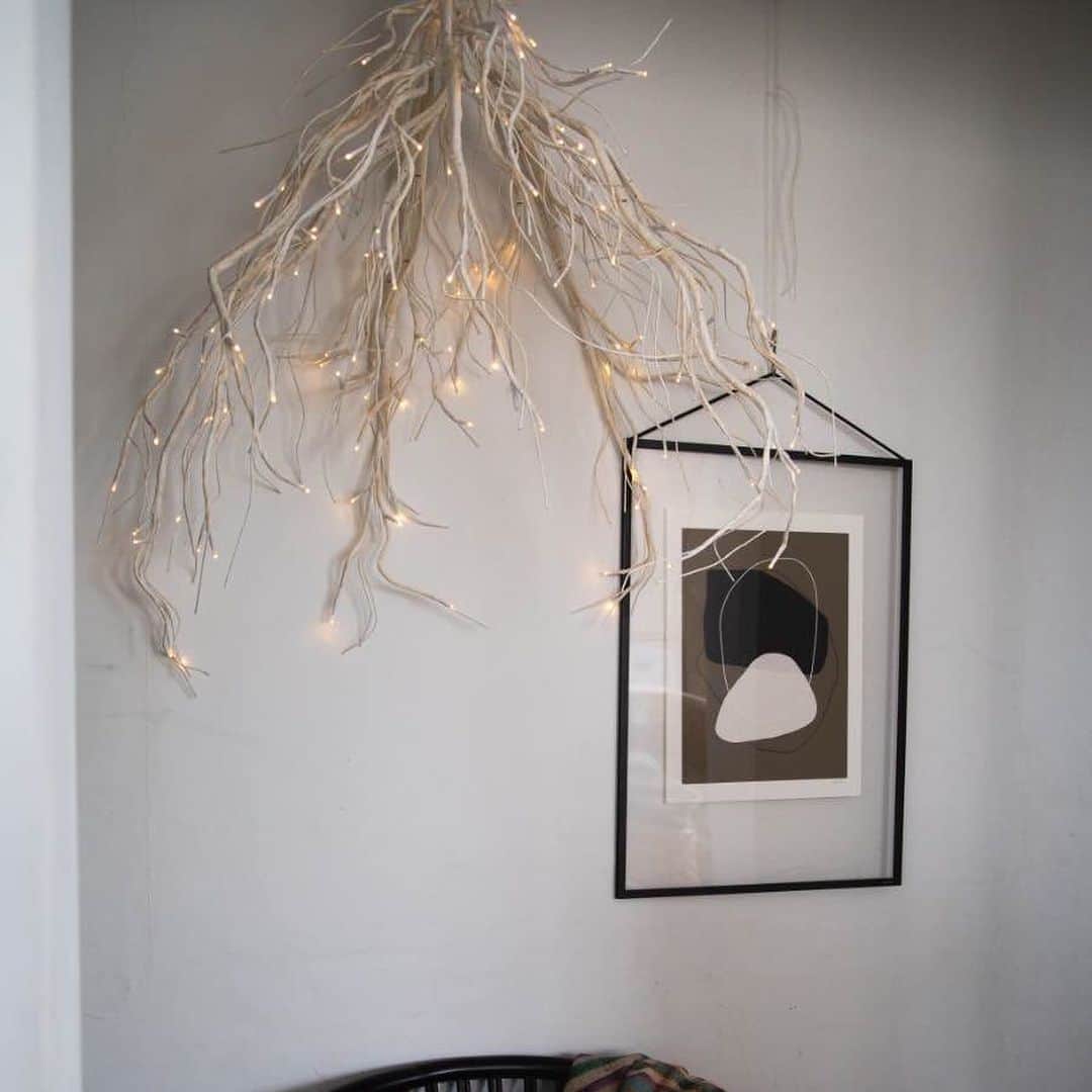 オルネ ド フォイユさんのインスタグラム写真 - (オルネ ド フォイユInstagram)「【 まるでアート作品のようなイルミネーションツリー 】﻿ ﻿ クリスマスツリーとしての使用はもちろん、天井から下げたり壁に立てかけたりできるLED付きの木のツリー。﻿ ﻿ 一本吊るすだけでも存在感のあるホワイトツリーは、自宅のデコレーションとしても、ショップのディスプレイとしても幻想的な光景を作ってくれますよ。﻿ ﻿ ﻿ ●こちらの商品はWEBショップ、不動前店、吉祥寺店にて販売しております。﻿ ﻿ ———————————————﻿ ◯WEBショップに関するお問い合わせ◯﻿ オルネ ド フォイユWEBショップ﻿ TEL：03-6876-7832　﻿ （午前10時～午後6時／土日祝定休）﻿ e-mail：order@orne.co.jp﻿ ﻿ ﻿ #christmastree #クリスマスツリー #ledツリー #noel #ノエル #noeldeco #noeldecoration #ノエルデコレーション #display #ディスプレイ #リビングインテリア #北欧 #北欧インテリア #北欧デザイン #北欧雑貨 #デンマーク #denmark #心地よい暮らし #海外インテリア #暮らしの道具 #インテリア雑貨 #シンプルデザイン #インテリア #暮らしを楽しむ #暮らし #住まい #livstagrammer #ornedefeuilles #オルネドフォイユ」11月13日 10時55分 - ornedefeuilles