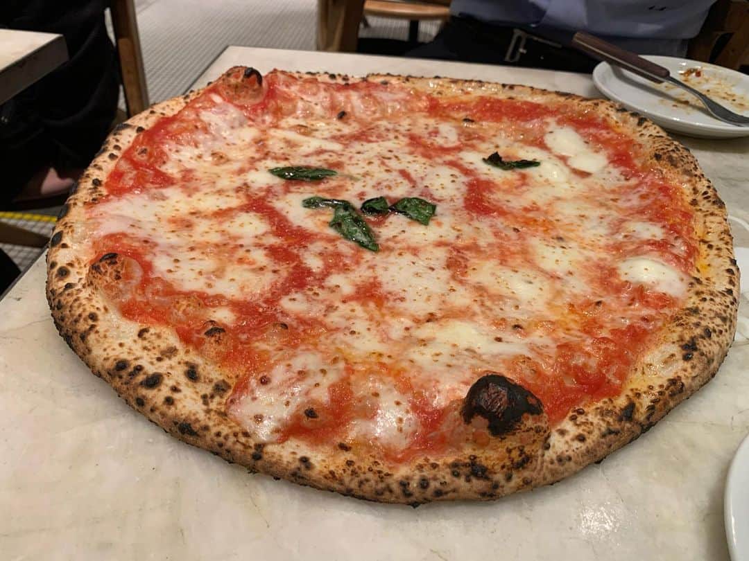 MAX鈴木さんのインスタグラム写真 - (MAX鈴木Instagram)「本場のナポリピッツァ  を恵比寿で頂きました🤤  今まで割とアメリカンなピザ寄りだったけど、僕の中でピッツァの世界が広がりました。  歌とかもあってとても素敵なひと時でした🎶  一言で言うと『超うまい』。 #napolipizza  #lanticapizzeriadamichele」11月13日 10時56分 - max_suzuki