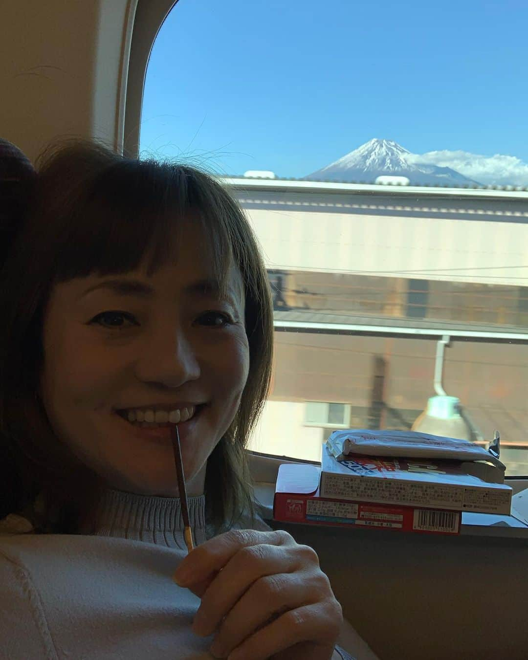 橋本志穂さんのインスタグラム写真 - (橋本志穂Instagram)「そーだそーだ！ 昨日の帰り、富士山観れたのだ❣️ ポッキーと富士山」11月13日 11時22分 - shihohashimoto3