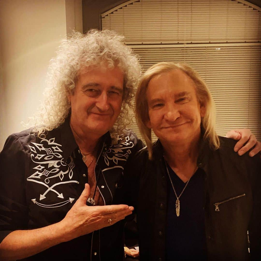 ブライアン・メイさんのインスタグラム写真 - (ブライアン・メイInstagram)「Folks ! Here I am showing off my perfect life !!! Joe Walsh - my hero and my friend - on stage tonite with Jame Burton - yeeeay ! BRI」11月13日 11時23分 - brianmayforreal