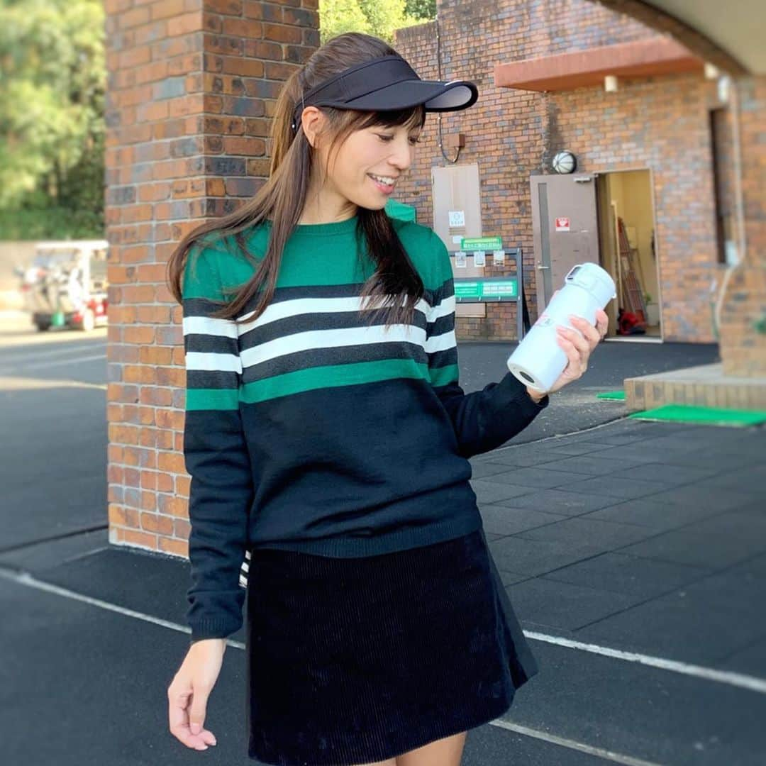 高沢奈苗さんのインスタグラム写真 - (高沢奈苗Instagram)「. 週末のラウンド⛳️ . 朝はだいぶ冷えてきた〜❄️ . 朝早いラウンドの時は、薄手のセーターでちょうど良い🌞 . @lanvin_sport_official  秋の新作、やっと着れた✨ 落ち着いた色味とデザインで大人なゴルフコーデ🏌️‍♀️💚 . . アニバーサリーコレクション130周年記念のオリジナルプリントが入ったマグボトルは、これから温かい飲み物入れるのに大活躍しそう😊 . . . #lanvinsport #lanvin_sport #ランバンスポール #ゴルフ #ゴルフ女子 #レディースゴルフファッション #ゴルフコーデ #秋ゴルフコーデ」11月13日 11時33分 - nanaetakasawa