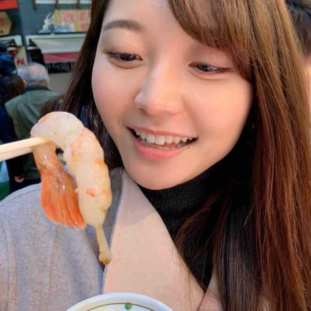 竹崎由佳さんのインスタグラム写真 - (竹崎由佳Instagram)「. 金沢に行ってきました❄️ どうしても美味しい海鮮が食べたくて...！ 近江町市場でお腹の限界まで 食べ歩きをして、幸せでした🤤🤤 ボタン海老、大きくて甘かったな〜🦐 #金沢　#kanazawa #国内旅行」11月13日 11時36分 - yuka__takezaki