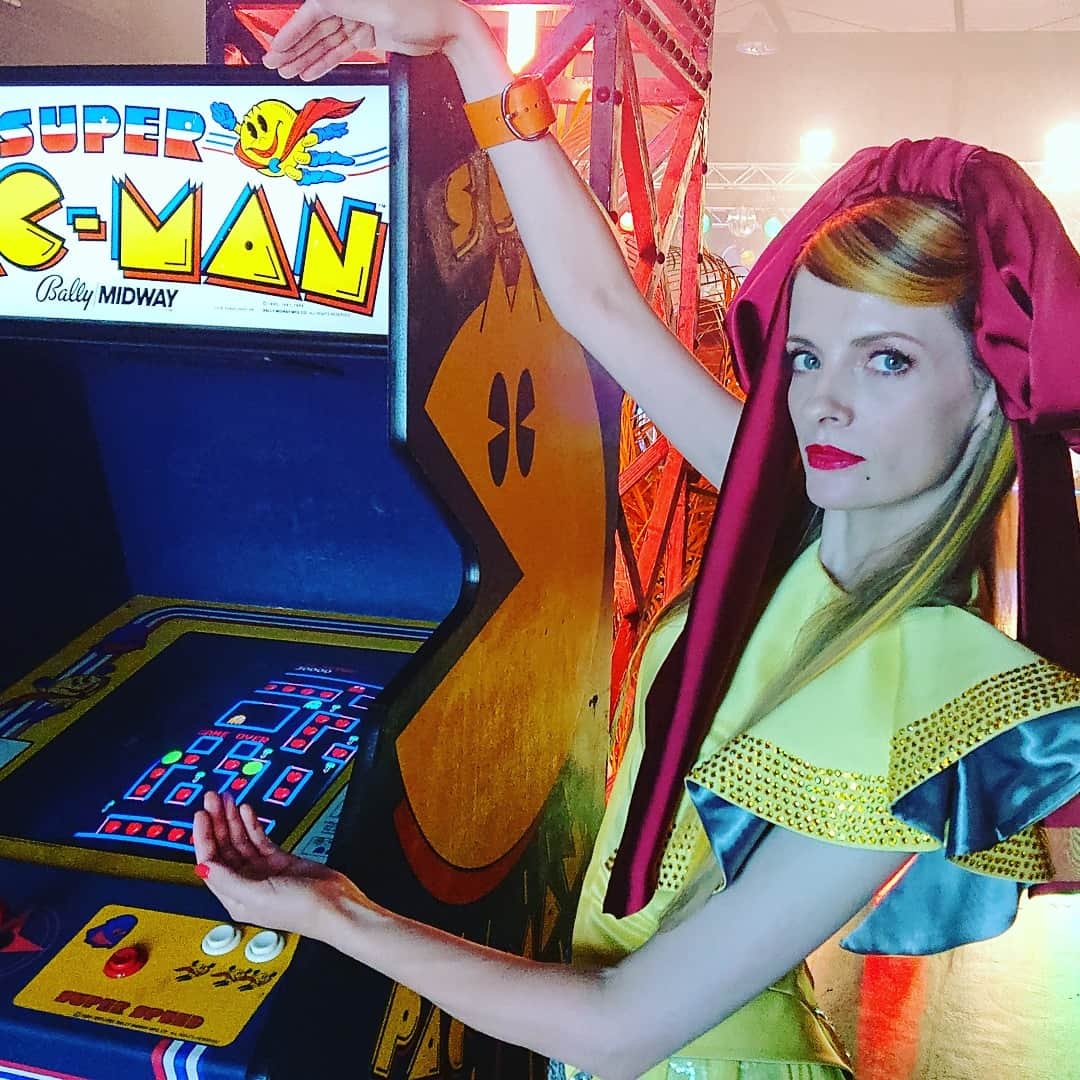 アナンダ・ジェイコブズのインスタグラム：「DJであるKEN ISHIIが提供した、パックマン40周年テーマ曲「JOIN THE PAC (Official Theme Song for PAC-MAN 40th Anniversary)」のMVで出演した！#japanesemusicvideo #pacman #pacman40th #パックマン #kenishii #ダンサー #80s #arcadegames #mspacman #jointhepac」