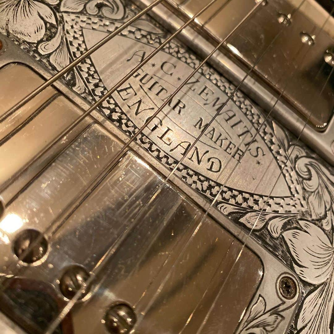 布袋寅泰さんのインスタグラム写真 - (布袋寅泰Instagram)「宝物。My beautiful Zemaitis guitar. #布袋寅泰 #zemaitis #ゼマティス　#guitar #guitarporn」11月13日 11時49分 - hotei_official