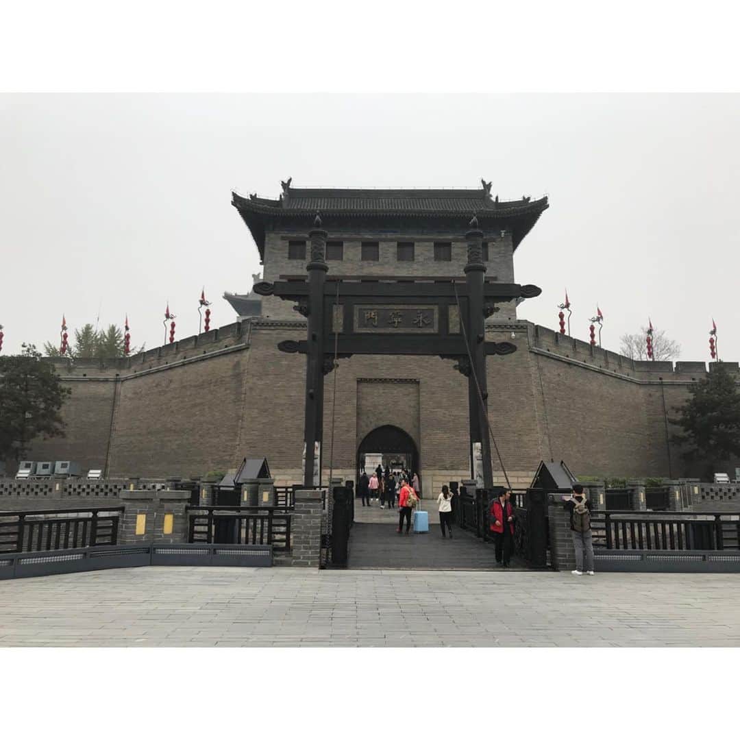 赤平大さんのインスタグラム写真 - (赤平大Instagram)「西安は中国の歴史上10数の王朝の都があった。咸陽（秦）、長安（唐）、西安（明）など。西安中心は大都会。 明の時代の城壁は、周囲13.5km。壁の上は進撃の巨人みたい。さらに外側に唐の城壁もある。 「买东西＝買い物する」の由来は、「東の市場か、西の市場で買い物する」と聞き感動！ #中国 #西安 #城壁 #买东西 #中国は内陸部まで　#すでに #大都会」11月13日 11時49分 - masaru_akahira