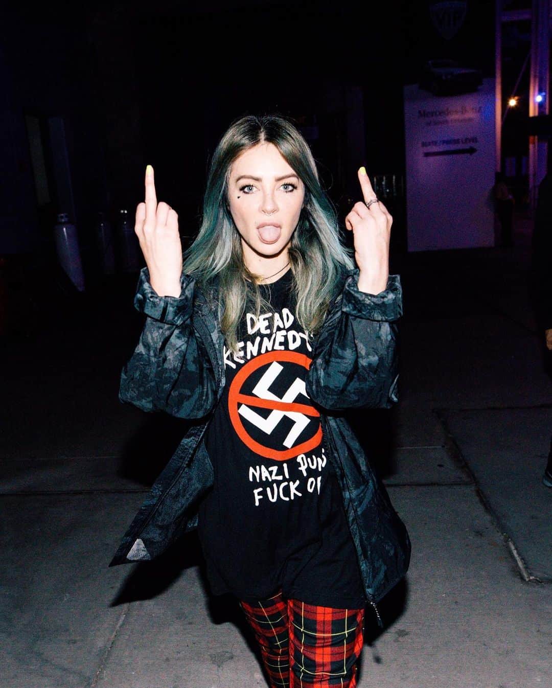 のインスタグラム：「╭∩╮（︶︿︶）╭∩╮ NAZI PUNKS FUCK OFF」
