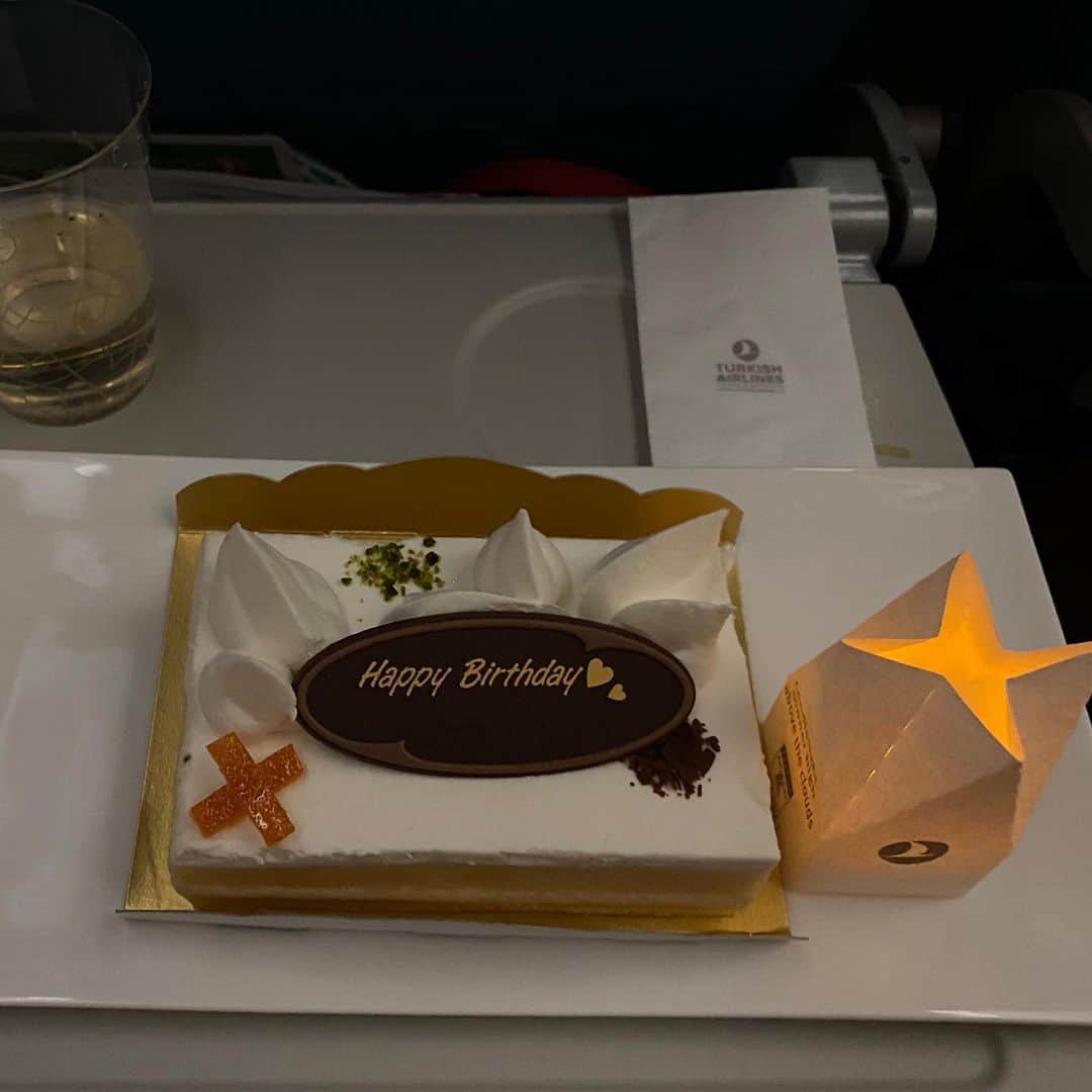 おのださんのインスタグラム写真 - (おのだInstagram)「11月13日といえば私の誕生日！33歳です。  空の上で祝ってもらいました。ありがとうターキッシュエアラインズ🇹🇷 #turkishairlines #トルコ航空」11月13日 12時10分 - mr.onoda