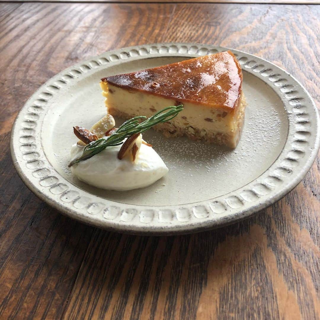 のインスタグラム：「【手紙舎 2nd STORY 】  現在開催中のこんがりチーズフェア 今日のチーズケーキはピーナッツのベイクドチーズケーキです。 たっぷり入ったピーナッツが香ばしいベイクドチーズケーキ。是非お召し上がりくださいませ。 数に限りがございますのでご了承ください。 .  15-17の「東京蚤の市」開催に伴い、手紙舎全店舗の営業を以下のとおり変更させていただきます。ご不便をお掛けして恐れ入りますが何卒よろしくお願いいたします。 ＜11/14（木）＞ ◎手紙舎本店　通常営業 ◎手紙舎 2nd STORY　12:00〜19:00（18:00LO） ◎本とコーヒーtegamisha　11:00〜19:00（カフェ 17:30LO/18:00CLOSE） ◎菜花　通常営業 ◎soel　休業 ◎手紙舎鎌倉店　通常営業 ◎農園の手紙舎　定休日 ＊11/14は「手紙舎2nd STORY」「本とコーヒーtegamisha」ともに無料ラッピングのみの対応となりますのでご了承ください。 ＜11/15（金）〜17（日）＞ ◎手紙舎鎌倉店・農園の手紙舎　通常営業 ◎そのほか店舗　休業 . 2019/11/13 . #手紙舎 #手紙社 #2ndstory」