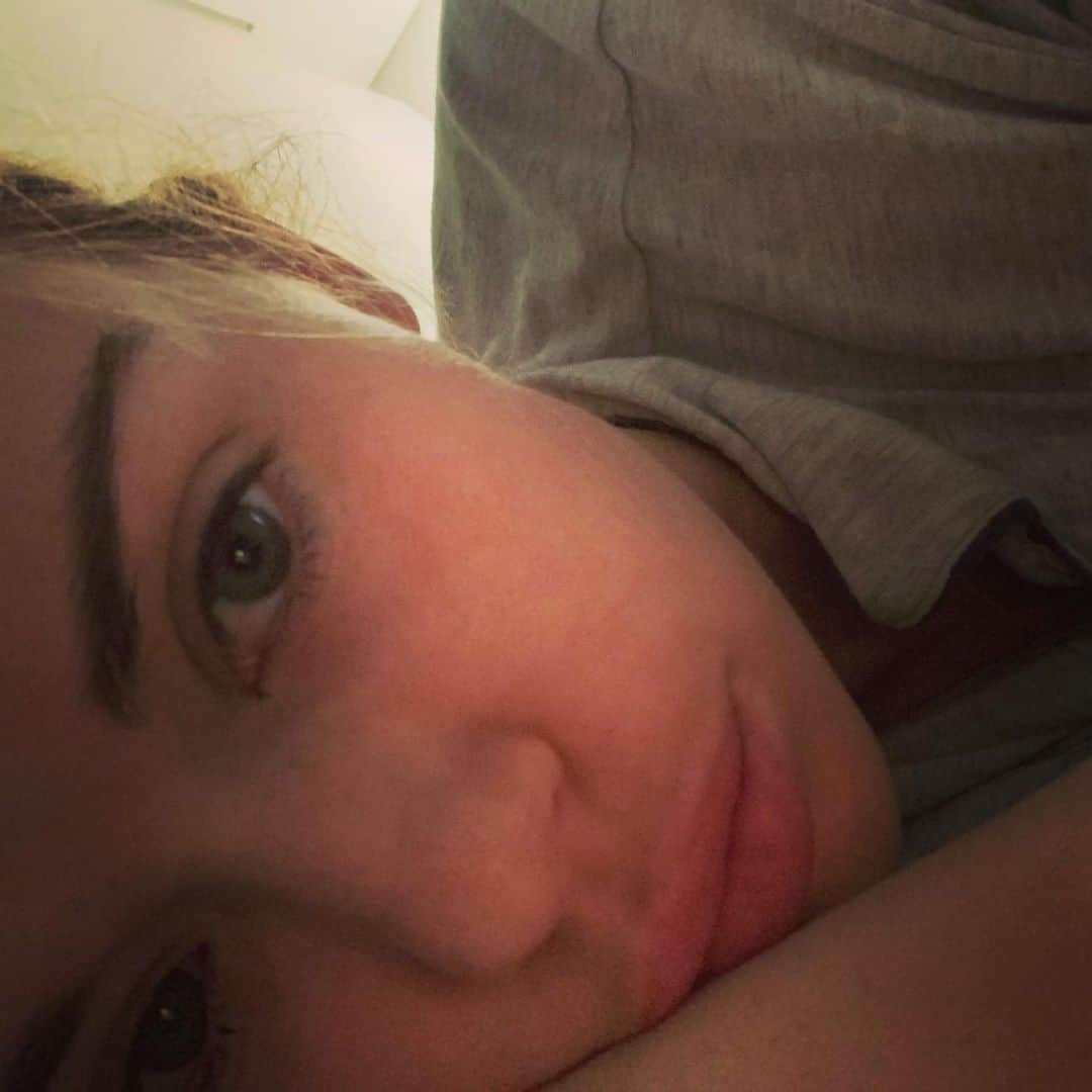 ホーランド・ロデンさんのインスタグラム写真 - (ホーランド・ロデンInstagram)「Really just covering crusted right eye 🥳 👍🏻You know I’m really sick when my lump of a body is waking up before my alarm 🤯」11月13日 12時08分 - hollandroden