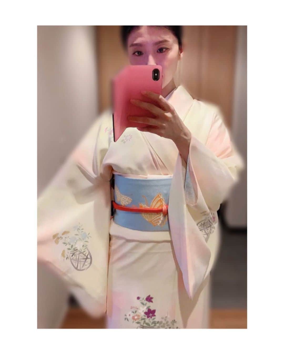 川村亜紀さんのインスタグラム写真 - (川村亜紀Instagram)「花籠のところへ蝶々が飛んでいくイメージの組み合わせにしました。  #お着物 や #花街 #歌舞伎 など #日本の伝統 が長く守られ受け継がれますように。 #kimono #kimonocordinate #japanesekimono #japanesetradition #beautifultradition #lovekimono  #instakimono  #お着物 #お着物コーディネイト #日本の伝統 #守るべきもの #帯とお着物 #帯締めと帯揚げ #お草履とバッグ #帯留め #組み合わせが楽しい  #袷 #付け下げ #ぎをん齋藤 さん #に志田 さん #きねや さん #井澤屋 さん #亜紀の和装記録」11月13日 12時11分 - _aki1015_