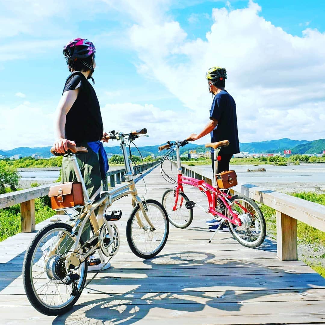 島田市さんのインスタグラム写真 - (島田市Instagram)「サイクリングで蓬莱橋と季節のスイーツ&やわらかプリンが人気のアルペンローゼへ  サイクリング企画「茶輪子（ちゃりんこ）」で訪れた素敵なトコロを紹介します。 今回は、「アルペンローゼ」さんを紹介します。アルペンローゼは、アルプスをイメージしたお店のデザインで季節のスイーツややわらかプリンが人気商品です。地元のお茶を使ったクッキーなども風味がありオススメです。 少し距離はありますが、世界一長い木造歩道橋「蓬莱橋」までサイクリングをしても気持ちがいいですよ。  #茶輪子 #サイクリングプロジェクト #ちゃりんこ #島田市緑茶化計画 #greentea #お茶 #緑茶 #アルペンローゼ #ケーキ #プリン #お茶クッキー」11月13日 12時17分 - shimadacity_shizuoka_official