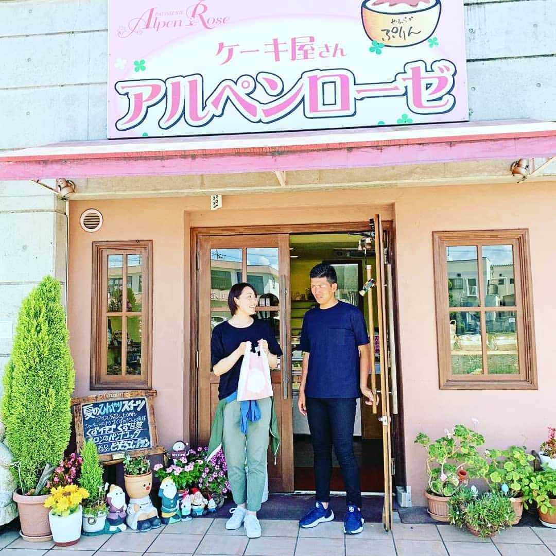 島田市さんのインスタグラム写真 - (島田市Instagram)「サイクリングで蓬莱橋と季節のスイーツ&やわらかプリンが人気のアルペンローゼへ  サイクリング企画「茶輪子（ちゃりんこ）」で訪れた素敵なトコロを紹介します。 今回は、「アルペンローゼ」さんを紹介します。アルペンローゼは、アルプスをイメージしたお店のデザインで季節のスイーツややわらかプリンが人気商品です。地元のお茶を使ったクッキーなども風味がありオススメです。 少し距離はありますが、世界一長い木造歩道橋「蓬莱橋」までサイクリングをしても気持ちがいいですよ。  #茶輪子 #サイクリングプロジェクト #ちゃりんこ #島田市緑茶化計画 #greentea #お茶 #緑茶 #アルペンローゼ #ケーキ #プリン #お茶クッキー」11月13日 12時17分 - shimadacity_shizuoka_official