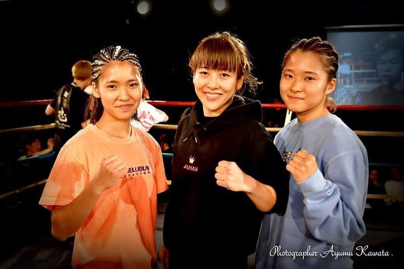 HIROYAさんのインスタグラム写真 - (HIROYAInstagram)「先日行われたRISE GIRLS POWERではTRYHARD GYMから3選手が出場させていただきました。 琴勝ち若菜負け小雪ドローというジムとしてはしょっぱい結果に終わりましたが、どの選手も大きな学びを得る経験となりました。 琴ちゃんは実力者佐藤レイナ選手相手にしっかり勝ち、タイトル戦に大きく一歩前進。 若菜は注目されているAKARI選手にリーチ差がある中果敢に挑みましたが自分の戦いがうまくできず。 小雪はデビュー戦で松谷綺選手相手に挑みましたが初のプロリングということもあり印象を残し切ることができずドローに。 女子の試合もとても盛り上がっているのでこれからが楽しみです。 3選手の今後の活躍に是非ご期待お願いいたします！ そしてTRYHARDのもう一人の女子選手「KOKOZ」が本日スックワンキントーンに出場します。 みんなで頑張ろう！ 引き続きTRYHARD GYMの応援をお願いいたします！  川田さん（ @tekuteku.ayumu )いつもかっこいい写真をありがとうございます！  僕のメガネは @resee.official 👓 めちゃくちゃ気に入って使わせてもらってます。  #トライハードジム  #RISE #キックボクシング #平岡琴 #宮﨑若菜 #宮﨑小雪」11月13日 12時17分 - hiroya_tryhard