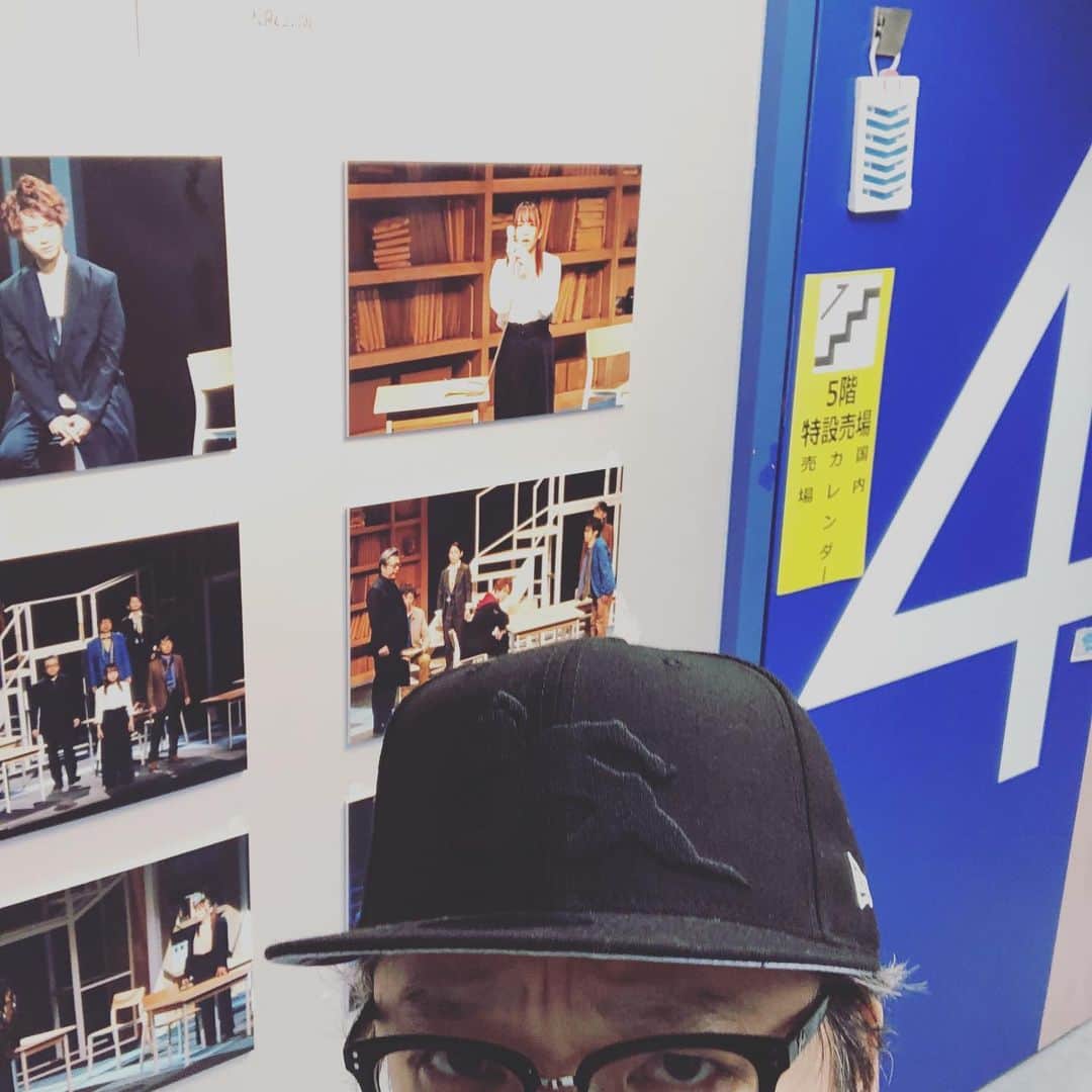 三上市朗のインスタグラム：「紀伊國屋の4階の階段の所に舞台写真が飾られてます。ここで撮ってインスタにアップすれば良いと思います。 #ハケンアニメ #紀伊國屋ホール」