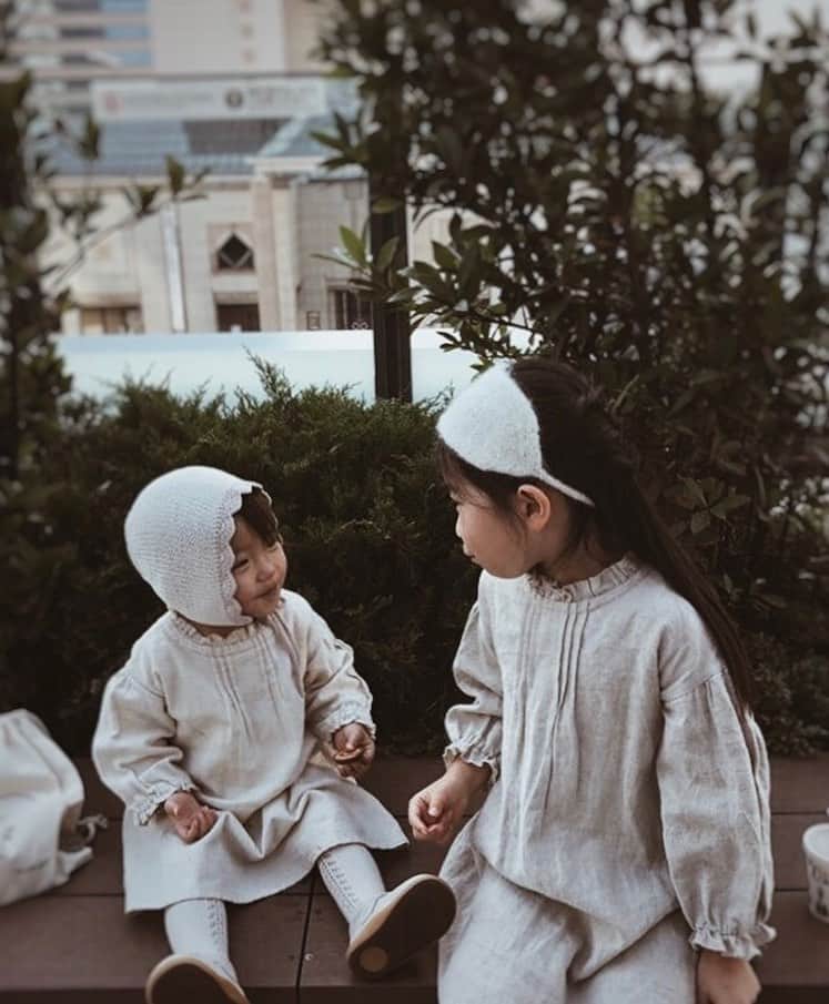 Yuiのインスタグラム：「. お姉ちゃんから引き継いでくれた 昔仕立てた小さなlamp、 それから新しく、彼女の成長の分だけ 大きく仕立てたlamp。 . lampは明かり、灯火、それは希望。 . いつまでも色褪せないものを こどもたちと一緒に見つけていきたい。」