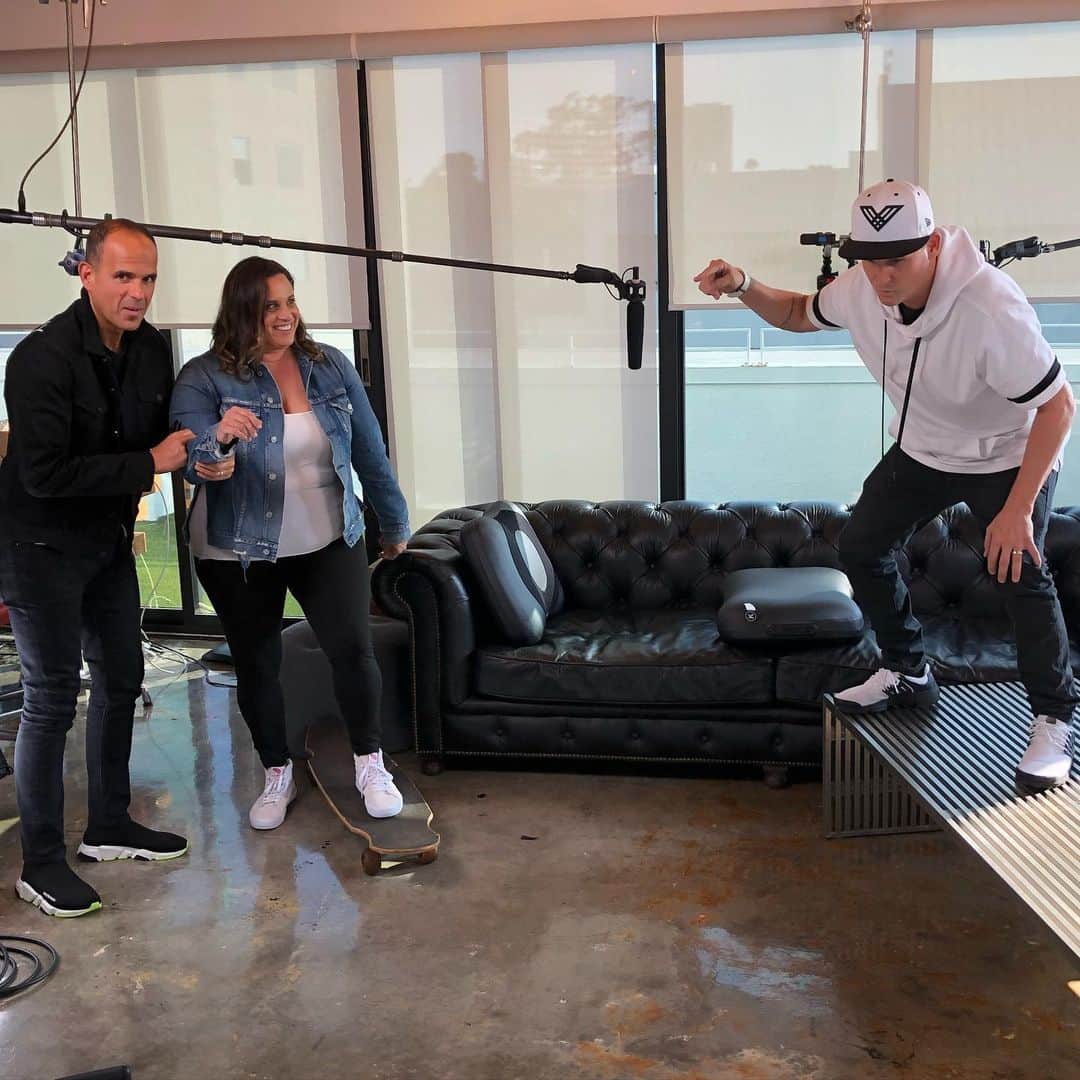 ロブ・ディアデックのインスタグラム：「Coming in hot from the @dyrdekmachine tonight on @cnbcprime for a special episode of #TheProfitInsideLook  @theprofitcnbc with @marcuslemonis and @amber_mazzola. Had great time looking back on an episode I had a little cameo in a few years ago. Tune in tonight, after an all new episode of The Profit!」