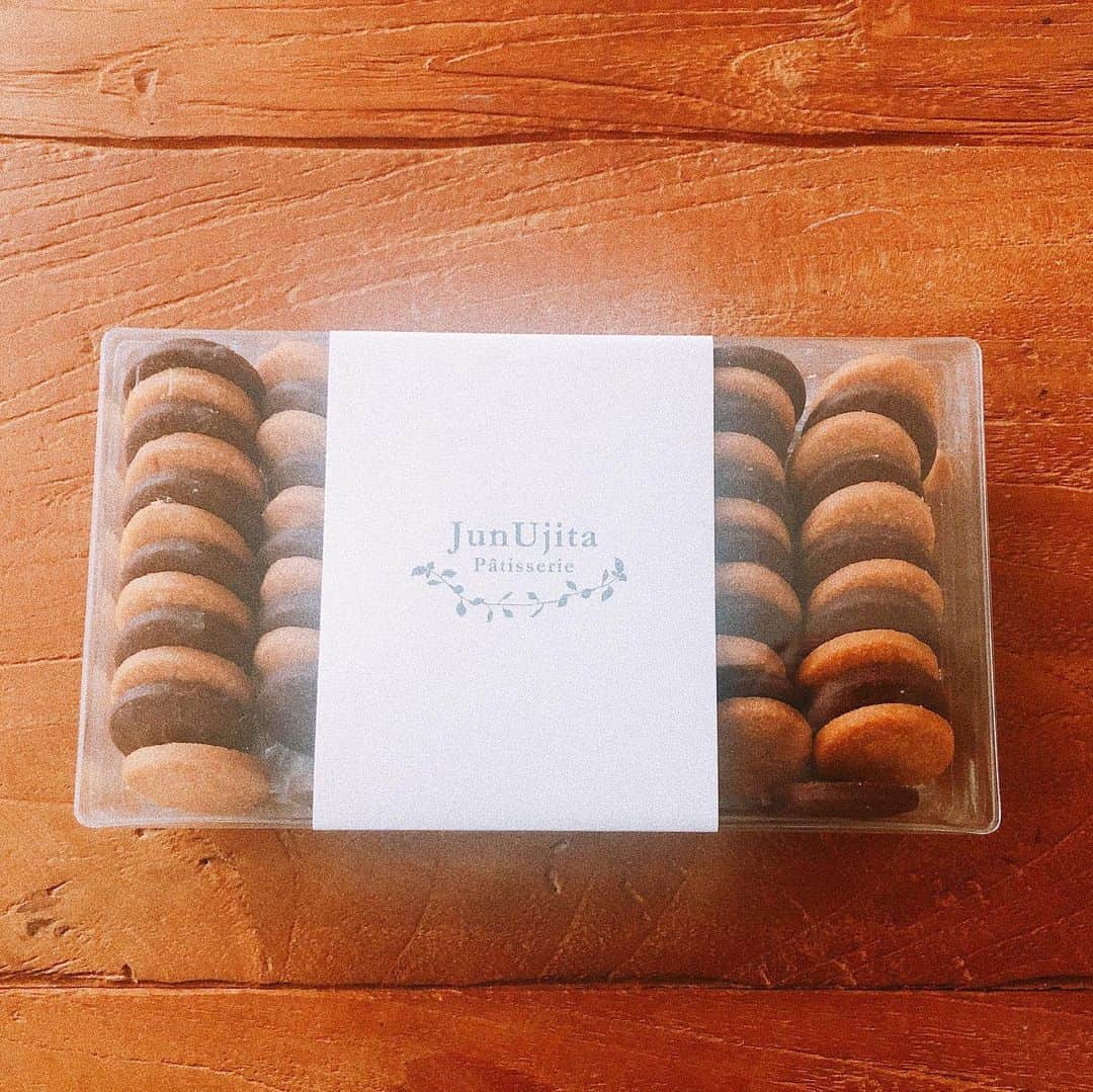 ソンミさんのインスタグラム写真 - (ソンミInstagram)「今日は久しぶりにゆっくりした 1日を過ごしてるのだけど、ゴロゴロしながらこの頂きもののクッキーをペロリと平らげてしまった。。 サクサク、ホロホロな私が弱いやつ😭♡ @ayamo.am ありがとう♡  #sweets #cookie #eat」11月13日 12時34分 - sonchan0111