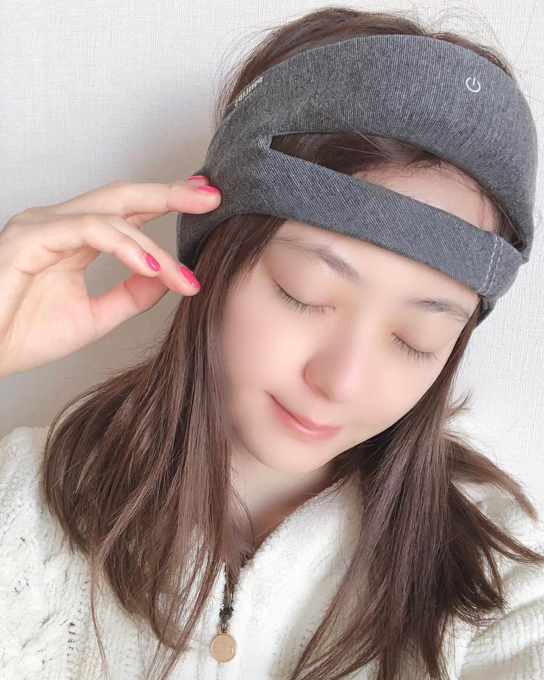 のインスタグラム：「先日の「PHILIPSの新製品SmartSleep」の記者発表会へ ご招待いただいてから早速、smart sleepディープスリープヘッドバンドを使って睡眠をとってみました😌✨ . .  最初頭につけっぱなしで、邪魔じゃないのかな？本当に寝れるのかな？と思っていましたが、着け心地を快適に過ごせるためのソフトなファブリック生地で着け心地も抜群！！！ そのまま睡眠に入ると独自のアルゴリズムによって耳元に柔らかいオーディオトーンを流がれて更に熟睡効果😌✨ .  アプリでも睡眠の質が調べられて、数値も良くなっているのが分かりホッとしました😌✨ .  先日、睡眠負債が及ぼす影響を聞いてから、改めて睡眠の大事さを感じたので、 引き続き、使い続けていこうと思います😌✨ . #SmartSleep #philips #pr #睡眠」