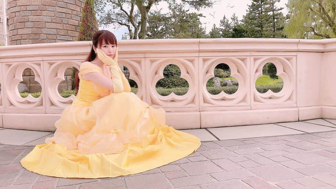 百瀬美鈴のインスタグラム：「毎年恒例のディズニーハロウィン🎃  #disney  #disneyland  #disneyhalloween  #halloween  #dress  #yellow #ディズニーハロウィン  #dハロ  #ベル #美女と野獣 #コスプレ #仮装」