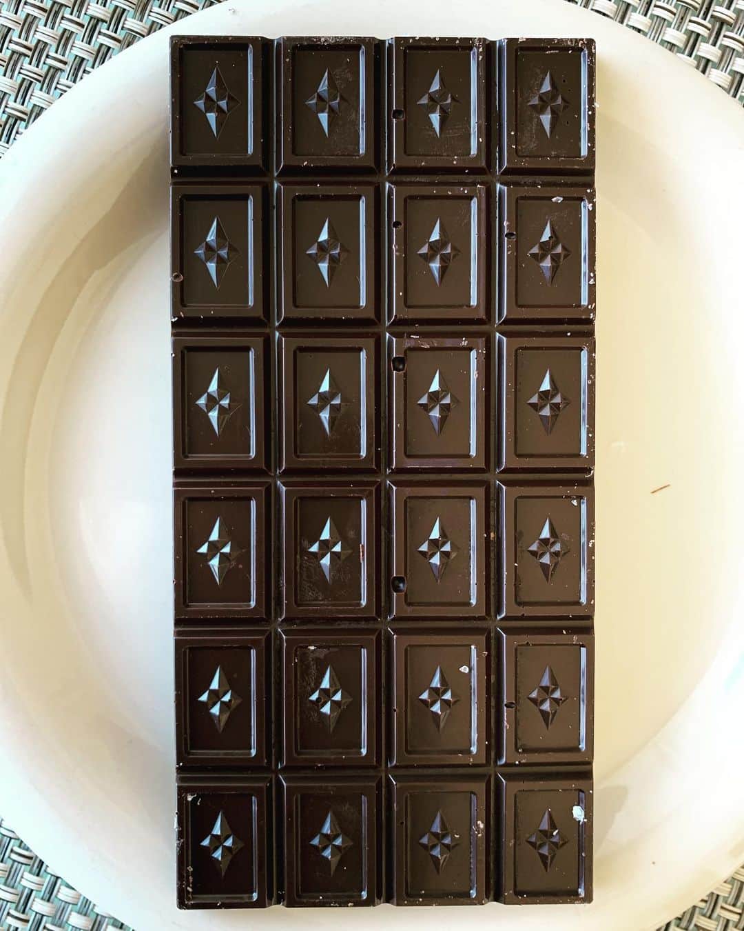 朝岡実嶺さんのインスタグラム写真 - (朝岡実嶺Instagram)「頂いたチョコレート🍫😍 シンプルなのに素敵なデザイン♥️ キラキラしてるのはミント✨✨ A lovely designed chocolate bar with sparkling mints like diamond✨✨ #チョコレート #ミントチョコレート #chocolate #mintchocolate  #bovetti #chocolatenoir」11月13日 12時53分 - mirei_asaoka
