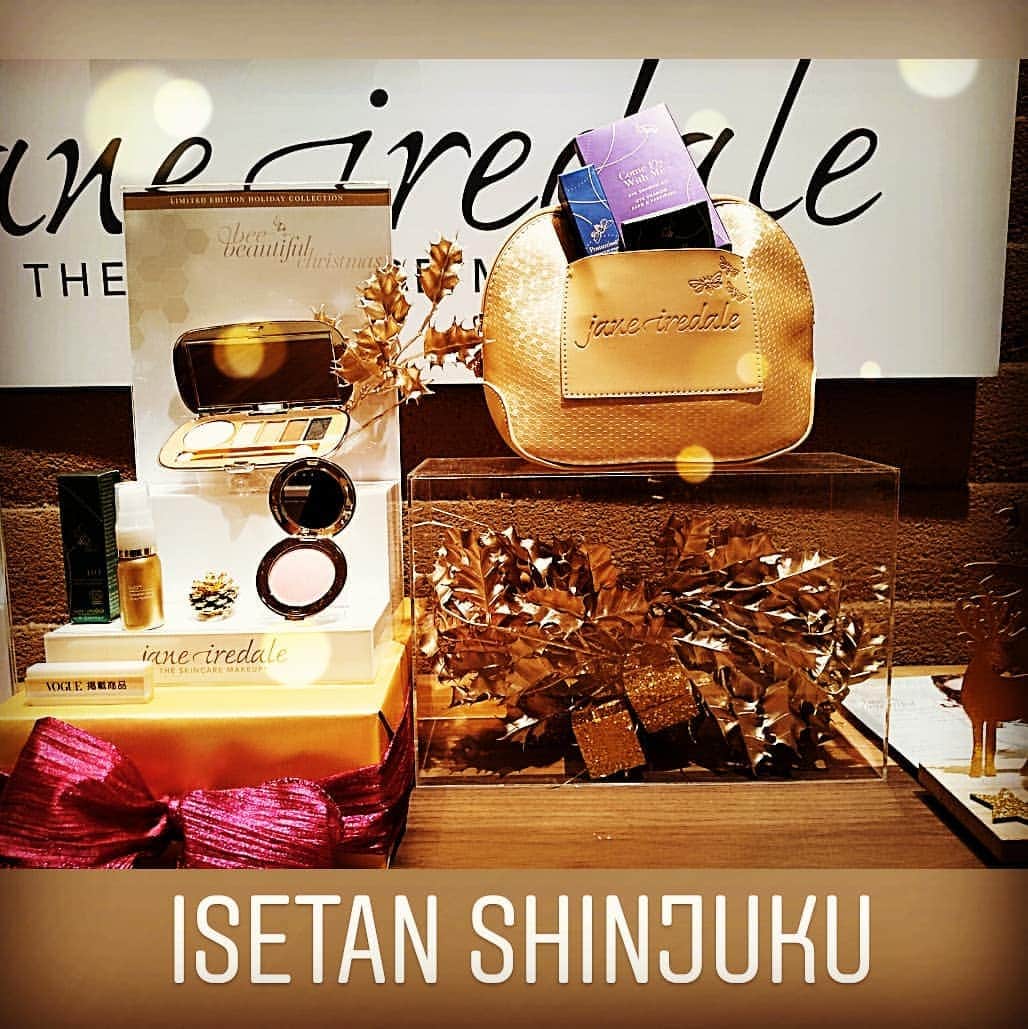 ジェーン・アイルデールのインスタグラム：「＜伊勢丹新宿店のスタッフオススメ商品＞. . 2019 クリスマスコフレ. クイーンビューティフルキット 12000円(税抜). . キット内容. <限定品>アイシャドウキット. カムフライウィズミー 9.6g 単品7900円(税抜). <限定品>ピュアプレストチーク. クイーンビー 3.7g 単品4400円(税抜). ミニサイズ. エコサート D2O ハイドレーションミスト(非売品). <限定品>ポーチ. . このキットがあればデイタイムメイクも. ナイトタイムメイクもシーンに合わせて完成！. . ナチュラルメイクがお好きな方にも. スモーキーメイクがお好きな方にもお使い頂ける. アイシャドウキットと、. ほんのり頬に女性らしさをプラスしてくれる. ツヤ肌ピンクのピュアプレストチーク、. 仕上げにD2Oハイドレーションミストを. して頂ければハリ艶感アップ！⤴︎. . 是非一度でお試し下さいませ☺️. . ジェーン・アイルデール　伊勢丹新宿店. 新宿区新宿3-14-1. 伊勢丹新宿店　本館地下2階　ビューティアポセカリー. 直通電話03（3352）1111　大代表. 営業時間：10時～20時」