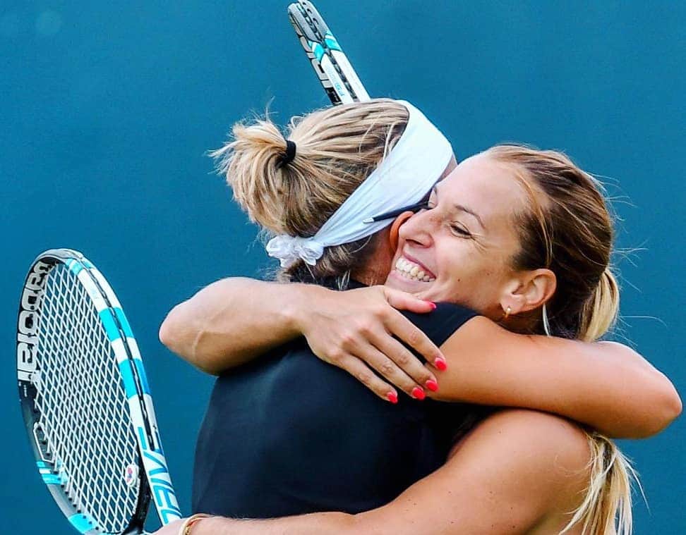 キルステン・フリプケンスのインスタグラム：「Sending you a big hug on the retirement! 🥳 Wishing you all the best in the next chapter of your life! Was great to have you on the tour as a collegue, oppononent, doubles partner but most of all as a friend! Hope to see you somewhere again soon :) xo  #domicibulkova #tennis #retirement」