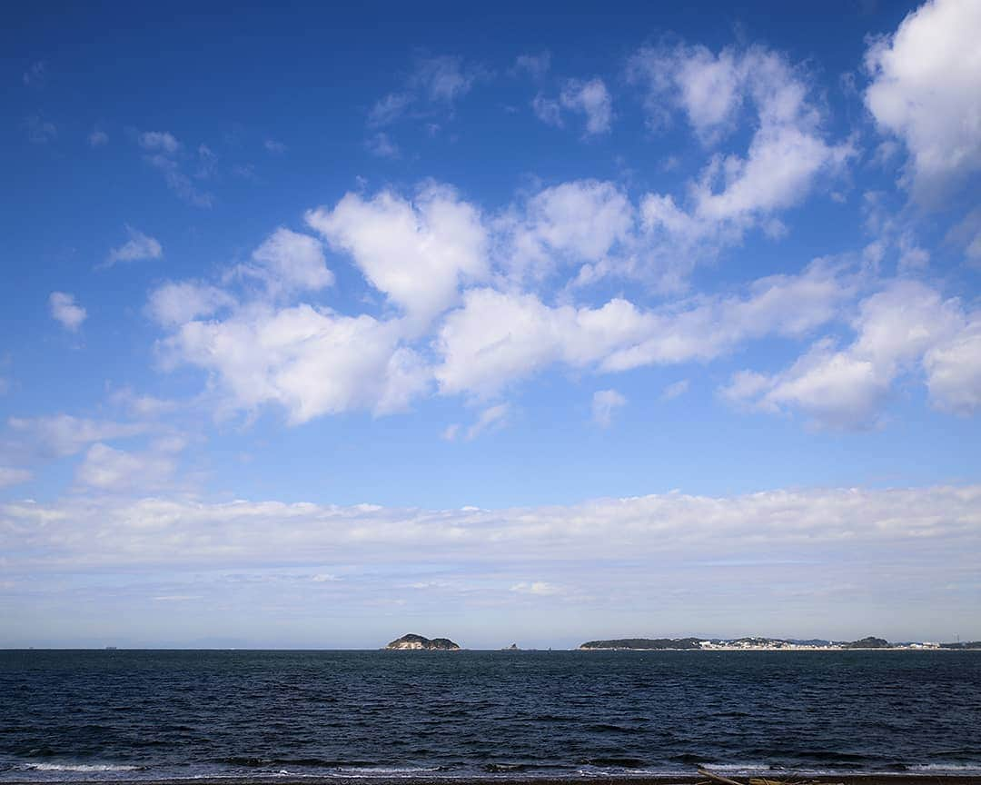 愛知県田原市さんのインスタグラム写真 - (愛知県田原市Instagram)「Can you hear me, Gamagori? 蒲郡のみんなー、聞こえますかー？ * * #海の青 #空の青#篠島の皆さん飛び越えちゃった💦 知多半島もすぐそこ  #どっちも好き #泳いで行けそう #晴れた日は近く見える #雲もいい感じ #西ノ浜 #海岸 #砂浜 #カコソラ * * #たはら暮らし * #渥美半島#田原市#田原#伊良湖#赤羽根 #tahara#irago#akabane #サーフィン#surfing#田舎暮らし#日々の暮らし#菜の花浪漫街道#休日の過ごし方#スローライフ#instagramjaran#igersjp」11月13日 12時55分 - tahara_kurashi