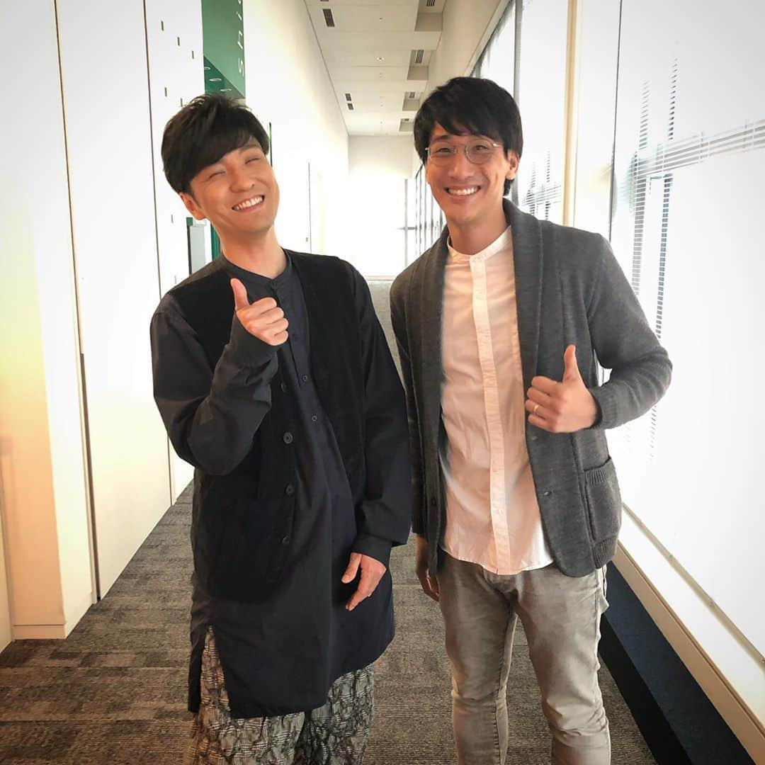 山本紘之さんのインスタグラム写真 - (山本紘之Instagram)「・ 森山直太朗さん「スッキリ」にて生歌唱。 いつ聴いても心に響きます。 それはもちろんのこと、トークのあの間、雰囲気、あれなんなんだろうなー。 面白いし。引き込まれてしまう。 そんな大人になりたい。 ・ ・ #森山直太朗 さん #サクラ（二◯十九） #スッキリ #同期のサクラ」11月13日 13時06分 - yamamoto_hiroyuki.ntv