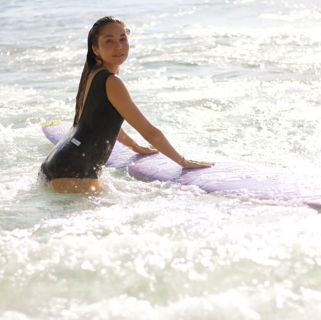 アリッサ ウーテンのインスタグラム：「Always feel better after a dip 💦 PC @naokas 📷 New long board by @carrollsurfboards @justicesurfboard 🏄🏽‍♀️ Wetsuit by @mariawetsuit 💦」