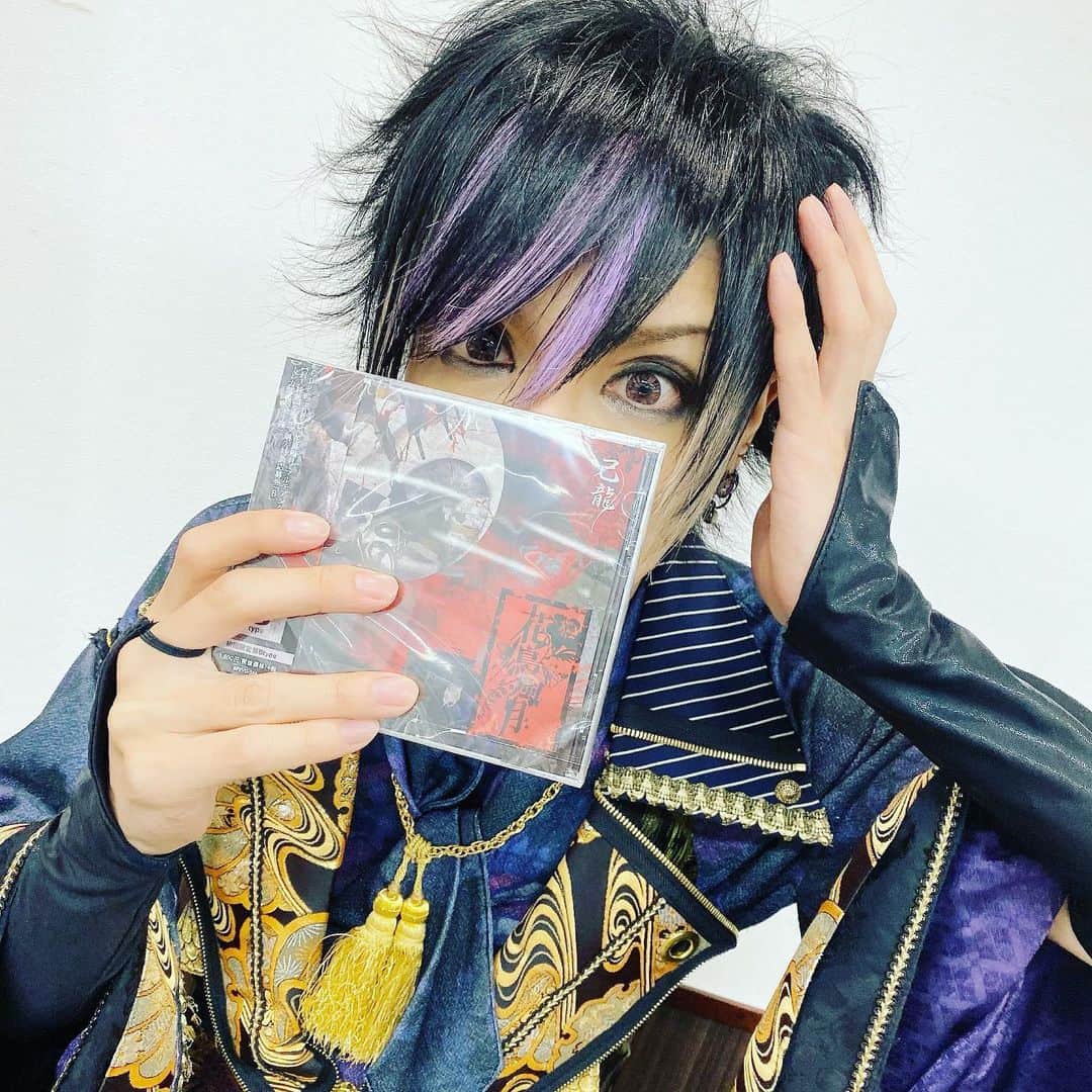 己龍のインスタグラム：「2019.11.13『花鳥風月』発売日🎴  3タイプ同時発売🎴 ありがとうございます✨ 『花鳥風月』を宜しくお願いします😊  #己龍 #kiryu #花鳥風月 #発売日　#黒崎眞弥 #酒井参輝 #九条武政 #一色日和 #遠海准司 #ものもらいフラゲ #フラゲ日インストア #参輝氏CD持ってない写真あり〼」
