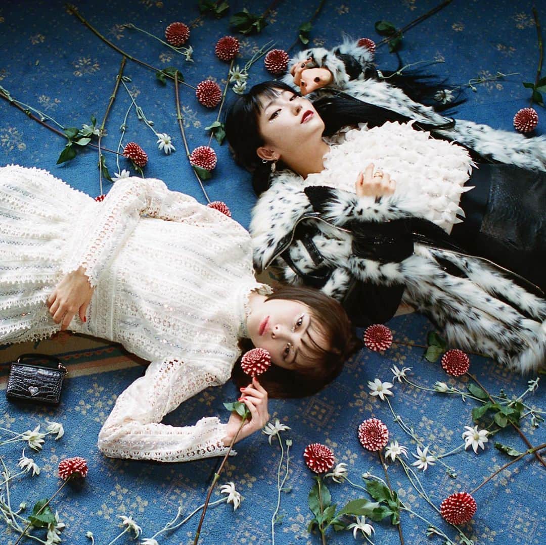 Soup.のインスタグラム：「玉城ティナ、DAOKO、中川大志らが纏い、愛を語る。蜷川実花が撮るGiambattista Valli × H&M。気になった人は、ぜひプロフのリンクからチェックしてみて。 #GiambattistaValli #H&M #玉城ティナ #DAOKO #中川大志 #笠松将 #GIMICO #蜷川実花 #2019AW」