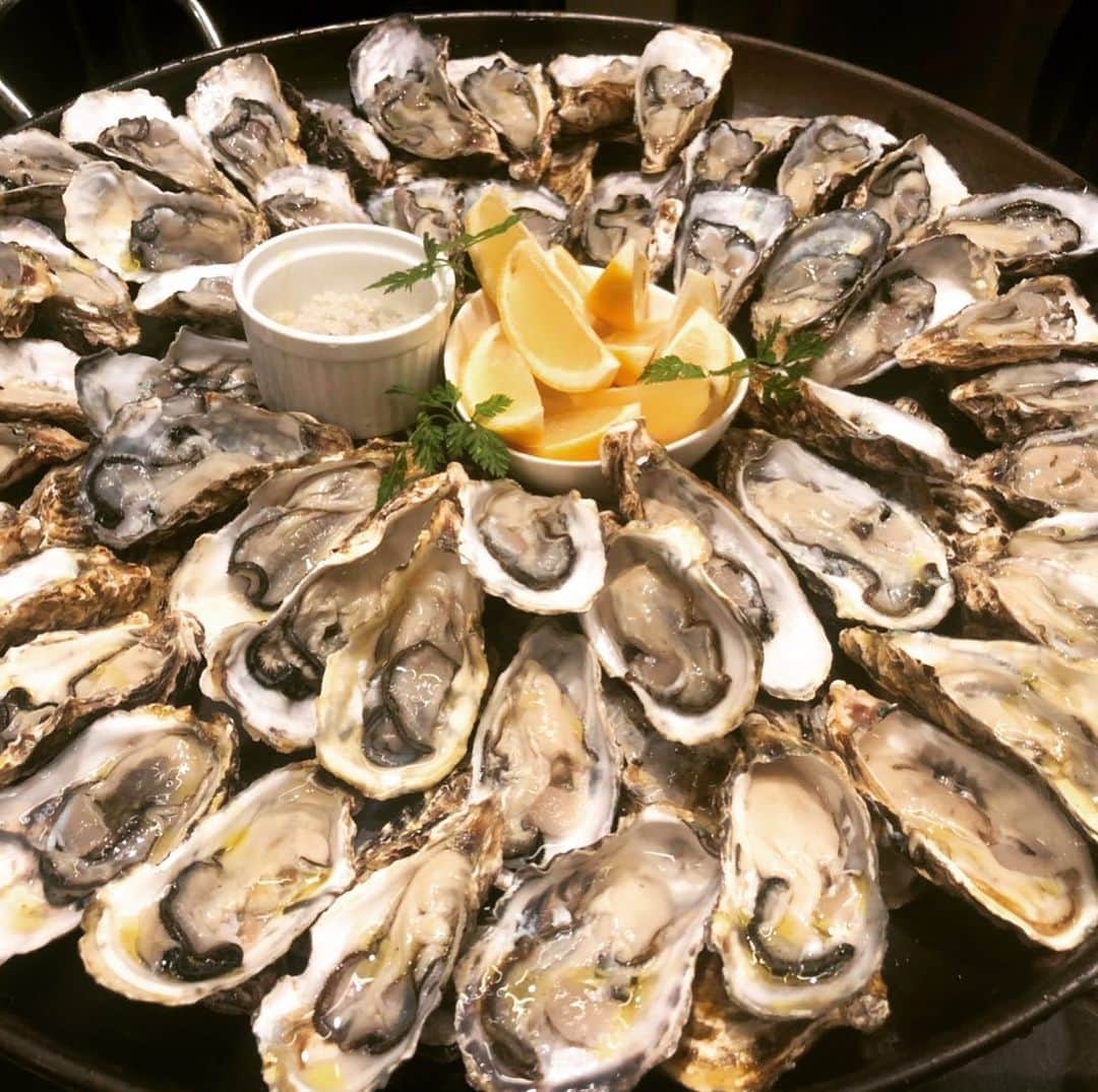 のインスタグラム：「UOKINオイスターフェア実施中！ 5個¥780 10個¥1380 15個¥1980 20個¥2480 30個¥3600 50個¥5800 ※50個にはスパークリングワイン1本プレゼントされます！ #牡蠣#オイスター #魚金#UOKIN#新橋#五反田#渋谷#新宿#池袋#秋葉原#神田#浜松町#田町#目黒#恵比寿#高田馬場#吉祥寺#神楽坂#飯田橋#市ヶ谷#神保町#六本木#赤坂見附#京橋#銀座#有楽町#西新橋#横浜」