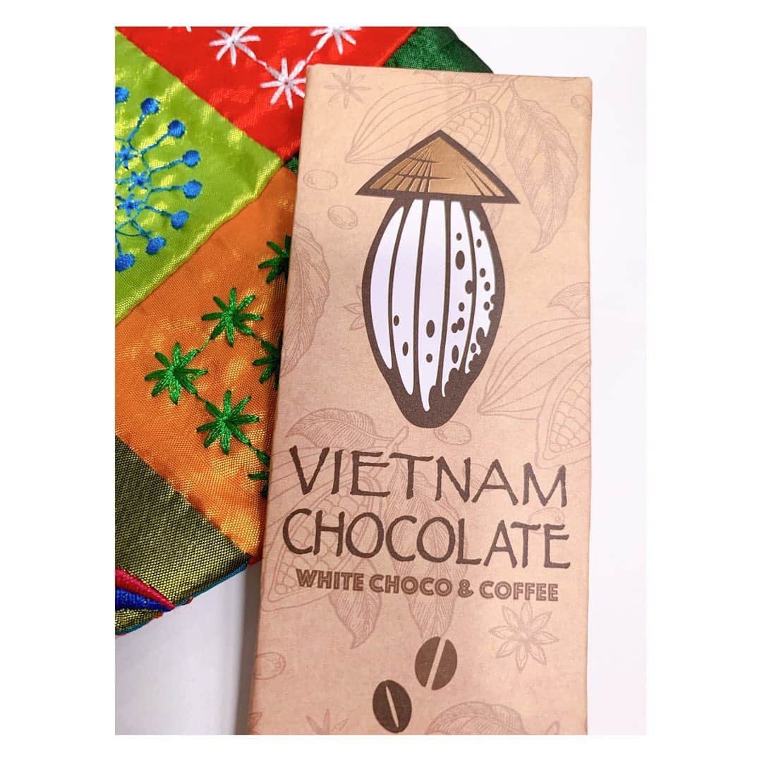 小菅晴香さんのインスタグラム写真 - (小菅晴香Instagram)「・﻿ 放送後、明日放送予定の﻿ Ohaライフの取材に行ってきました🎤🌈﻿ ﻿ 一緒に行ったディレクターさんから、﻿ ベトナムのお土産にチョコレートを頂きましたよ🍫﻿ ﻿ ベトナムの特産のコーヒー豆も入っていて﻿ ほろ苦さもあって美味しかったです☕️❣️﻿ ﻿ そういえば先日のスタジオでの衣装も﻿ チョコレートカラーでした🤭笑﻿ ﻿ ﻿ 👗 @nostalgia_jp ﻿ ﻿ ﻿ #oha4newslive #oha4 #おはよん #衣装 #nostalgia #ノスタルジア #ベトナム土産 #チョコレート #小菅晴香 #フリーアナウンサー #セントフォース」11月13日 13時24分 - haruka.kosuge