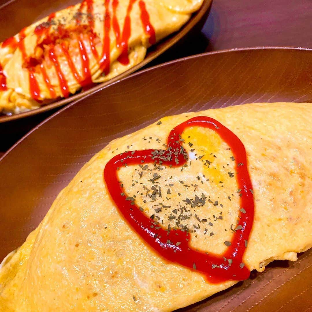 山西章博のインスタグラム：「今日のご飯。トマト煮込みハンバーグの残りでオムライスなのさ！ #オムライス #いつもは卵被せるタイプ #今回は巻いてみた #奥のは破けちゃった #デミグラスソースもいいけど #ケチャップが好き #トマト煮込みの写真撮り忘れた #初心者主夫」