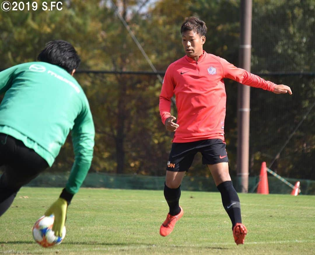 サンフレッチェ広島さんのインスタグラム写真 - (サンフレッチェ広島Instagram)「本日も吉田サッカー公園は快晴☀️ チーム力アップを目指して質の高い練習が続いています⚽ #野津田岳人 選手 #渡大生 選手 #ドウグラス・ヴィエイラ 選手 #sanfrecce #ICHIGAN」11月13日 13時37分 - sanfrecce.official