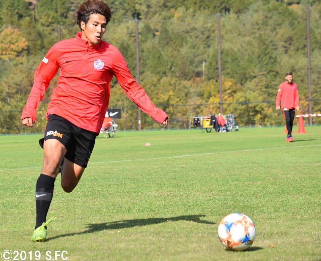 サンフレッチェ広島さんのインスタグラム写真 - (サンフレッチェ広島Instagram)「本日も吉田サッカー公園は快晴☀️ チーム力アップを目指して質の高い練習が続いています⚽ #野津田岳人 選手 #渡大生 選手 #ドウグラス・ヴィエイラ 選手 #sanfrecce #ICHIGAN」11月13日 13時37分 - sanfrecce.official