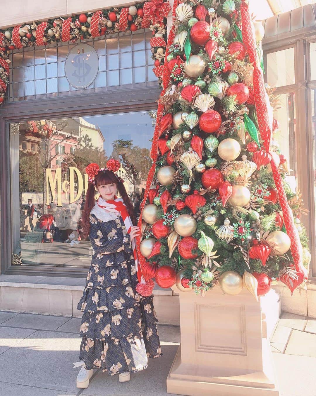 青木美沙子さんのインスタグラム写真 - (青木美沙子Instagram)「クリスマスディズニー満喫しました💓クリスマスディズニーあと5回は行きたい気持ち💓赤と緑とキラキラとツリーをみて冬の訪れを感じました、、、今年もあと2か月きったね」11月13日 13時29分 - misakoaoki