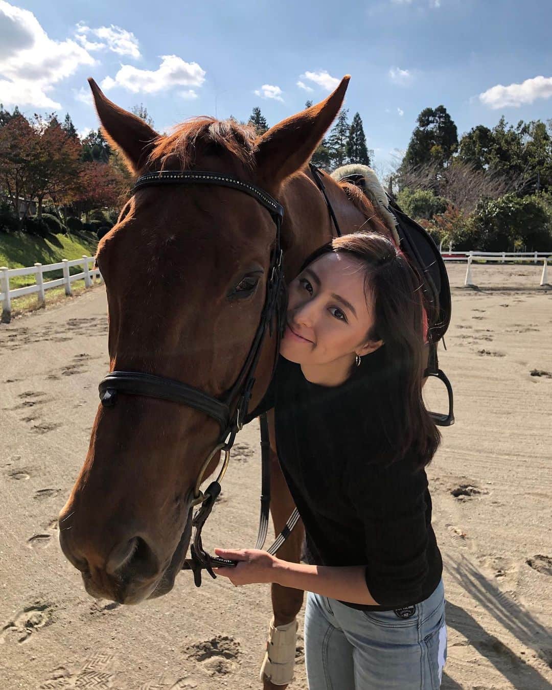 のインスタグラム：「Complete happiness when I’m with this one.Sweetest Schindler, 28 year old big boy🐴 No filter needed💖 サラブレッドのシンドラーくんは28歳のおじいちゃん 私が乗ってるというより、私を乗せてくれてる、という感じ。笑　まだまだ練習が必要です！ . #horsebackriding  #Japan #shortgetaway #horseriding #naturelover #animist #mindfulness  #乗馬 #乗馬女子 #乗馬クラブ #マインドフルネス」