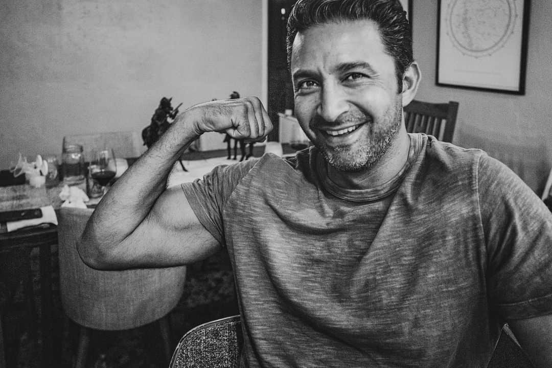 ユージン・バードのインスタグラム：「This guy. Relax. 😂 #tinymuscleman #okhesinshape #misswhenitwasreversed #leica #leicaq2 #byrdtography #bflstill #portrait #actor #bw」