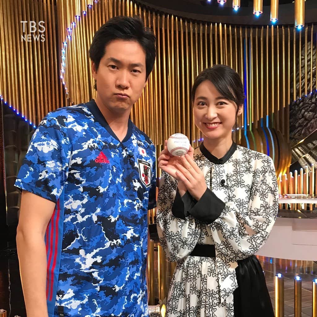 TBS NEWSさんのインスタグラム写真 - (TBS NEWSInstagram)「【news23】﻿ サッカー日本代表の新ユニフォームに﻿ 身を包む石井アナ⚽️🏃‍♂️﻿ ﻿ しかし、小川キャスターの手には﻿ 何故か野球ボールが⚾️！？﻿ ボールの握り方を石井アナに教わったのか﻿ フォークボールスタイルな小川キャスターでした😯🌟﻿ ﻿ 本日も11:00より放送です。﻿ 是非、ご覧ください！﻿ ﻿ 👗小川キャスター…PEELSLOWLY」11月13日 13時38分 - tbsnews_insta