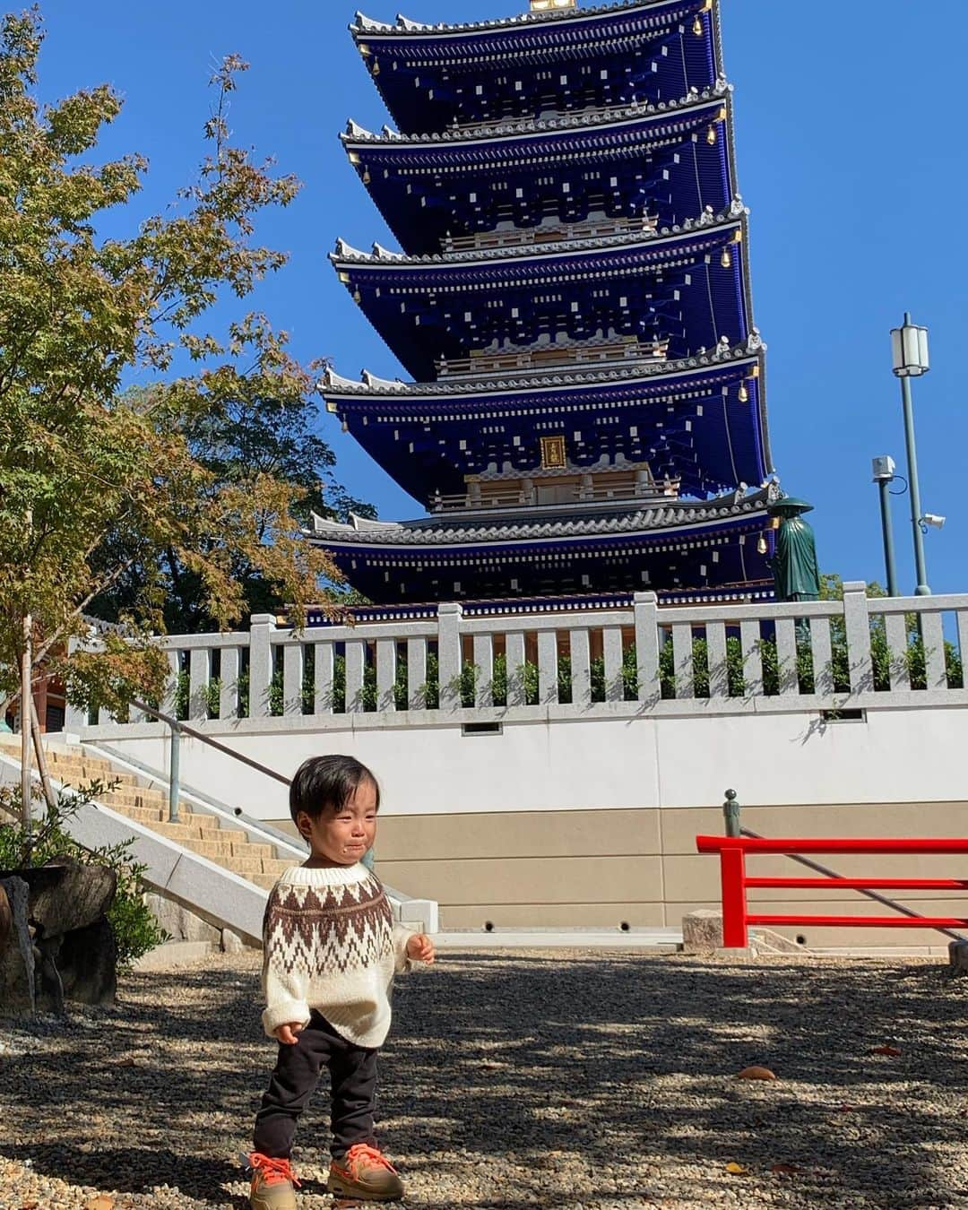 愛川ゆず季さんのインスタグラム写真 - (愛川ゆず季Instagram)「おばあちゃんのお家にお泊りさせてもらって 翌日、近所のお寺にお散歩。 .  本当に優しくて いっぱい遊んでもらい 沢山ごちそうも 坊っちゃんのパジャマまで用意してくださって感謝です。 .  坊っちゃんもお口いっぱい😂 嬉しいです♪(*^^)o∀*∀o(^^*)♪ . またおばあちゃんち遊びにいこうね！ .  大阪でネギ焼きも食べました^ ^ . #愛川ゆず季　#男の子ママ #親子リンクコーデ」11月13日 13時42分 - aikawa_yuzuki