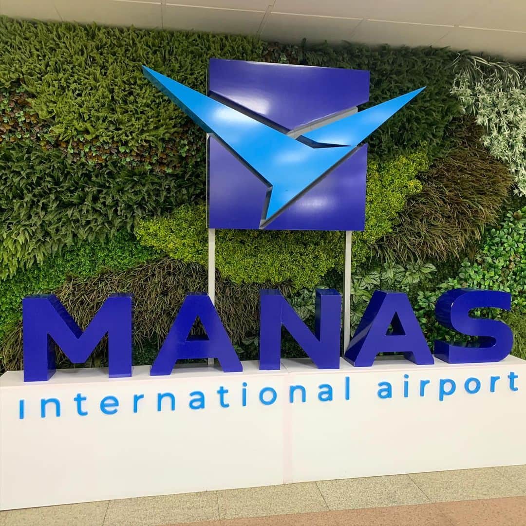 山本大希さんのインスタグラム写真 - (山本大希Instagram)「新千歳空港を出発して約50時間。ようやく目的地に到着しました。  機内で長友選手と同じような写真を撮ろうと思ったけど、ポーズが違った笑 たぶん、2日早ければ長友選手と同じ便だったと思われる。 ※写真は本人のTwitterからお借りさせていただきました。  #キルギス #ビシュケク #ターキッシュエアラインズ #長友佑都 #ビジネスクラス #マナス国際空港 #kirghiz #bishkek #turkishairlines #nagatomo #yutonagatomo #businessclass #manasinternationalairport」11月13日 13時50分 - youtuber_yamamoto
